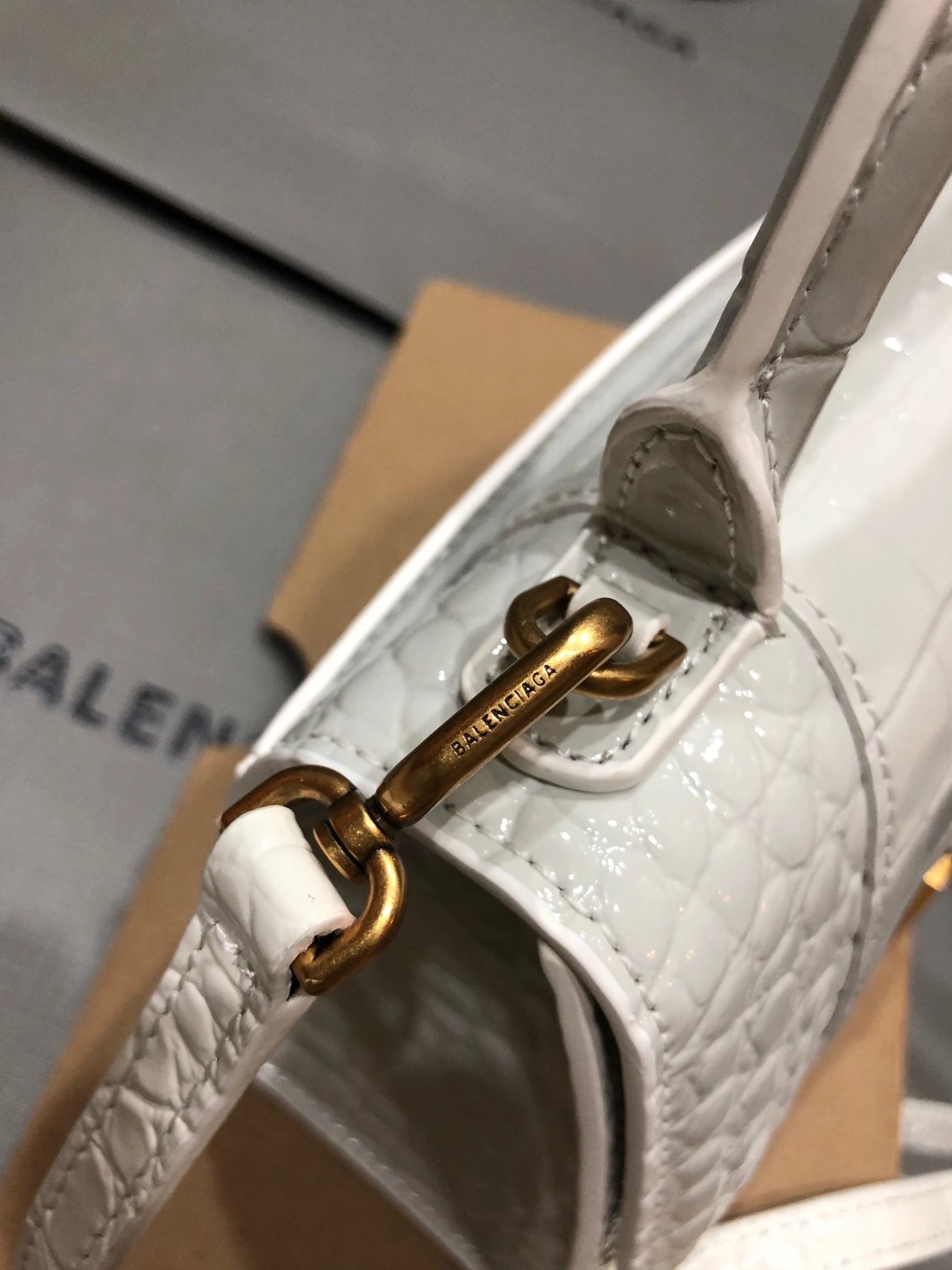 Balenciaga AAA Quality Handbags For Women Breathable 4030