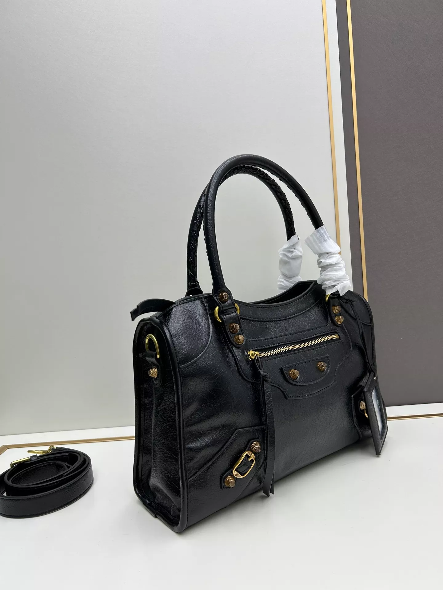 Balenciaga AAA Quality Handbags For Women Elegant 3690