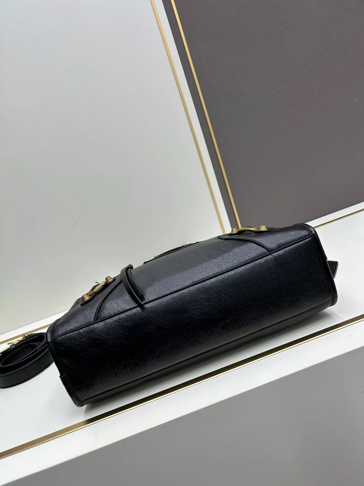 Balenciaga AAA Quality Handbags For Women Elegant 3690