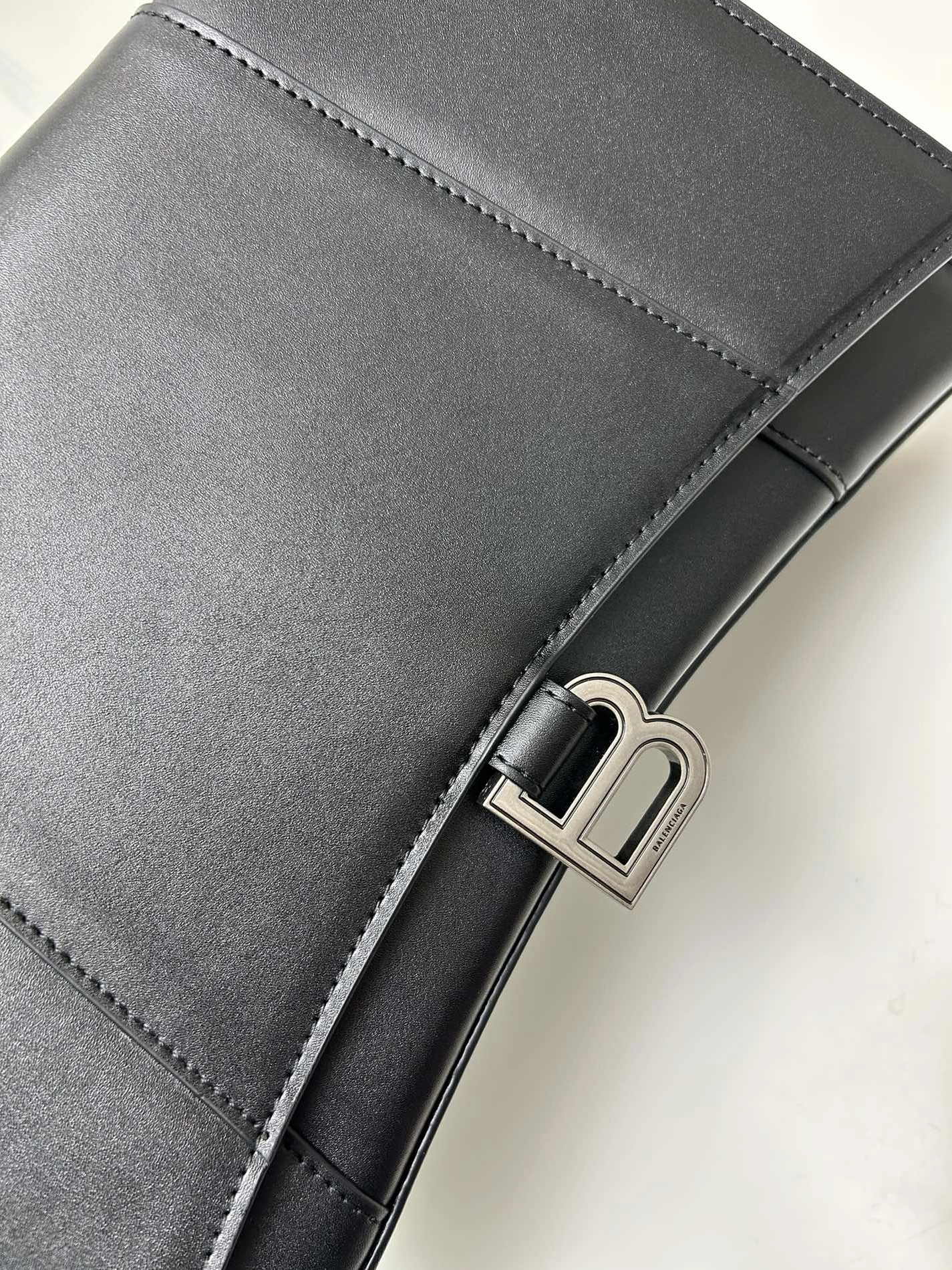 Balenciaga AAA Quality Handbags For Women Lightweight 7256