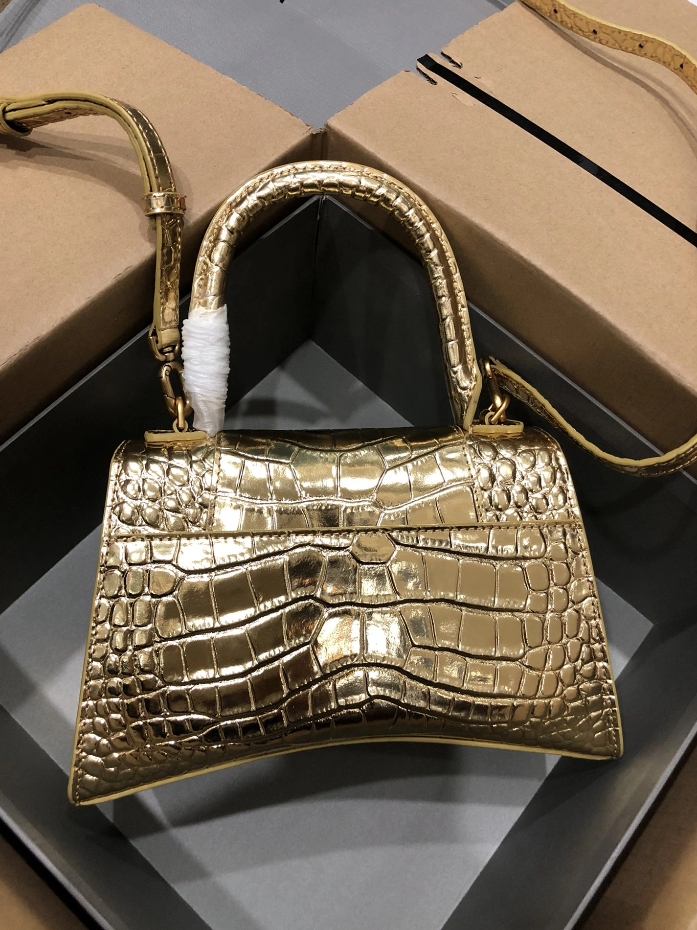 Balenciaga AAA Quality Handbags For Women Reliable 1065