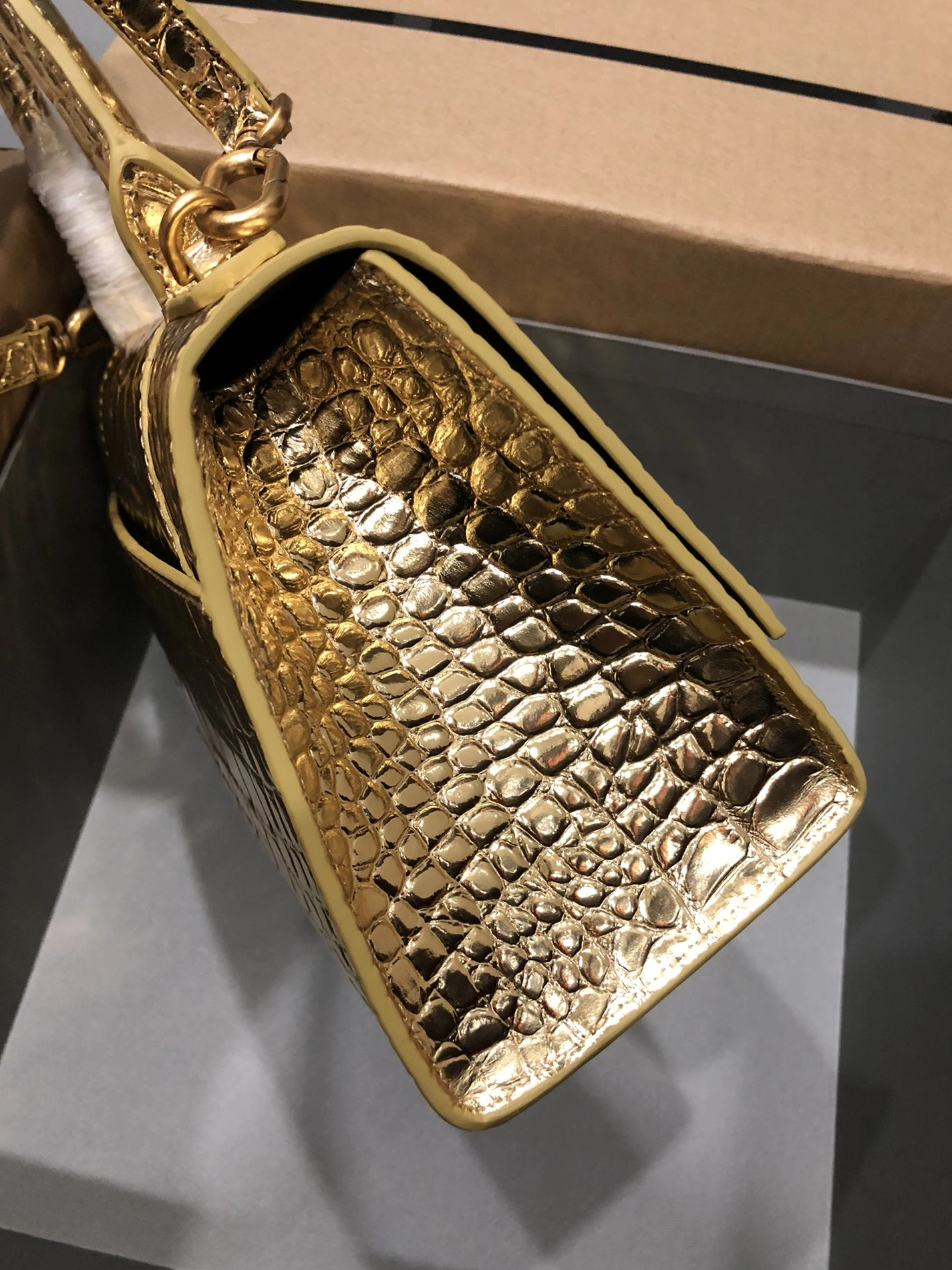 Balenciaga AAA Quality Handbags For Women Reliable 1065