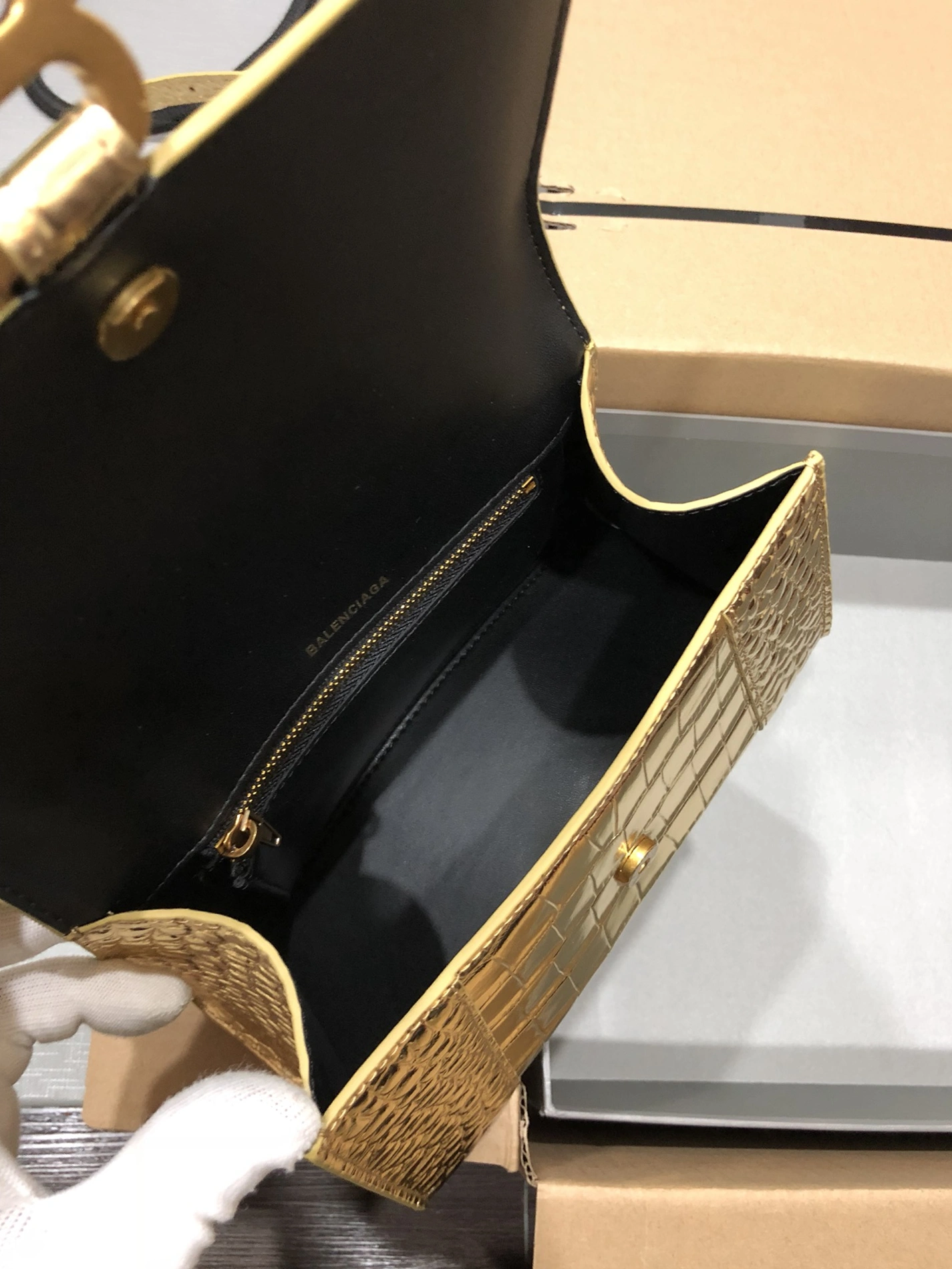 Balenciaga AAA Quality Handbags For Women Reliable 1065