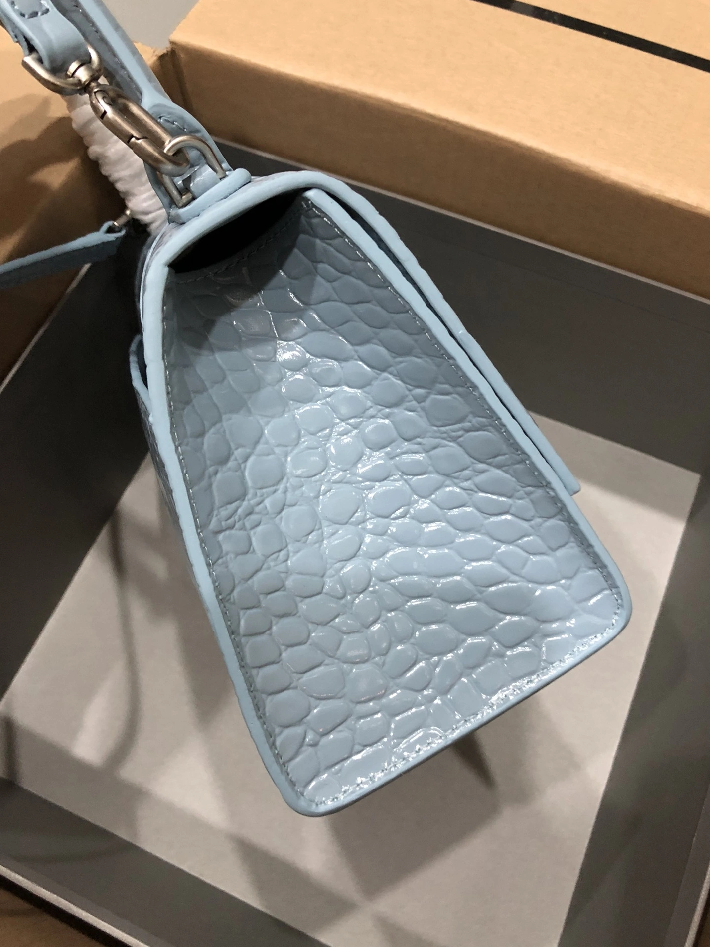 Balenciaga AAA Quality Handbags For Women Trendsetting 4110