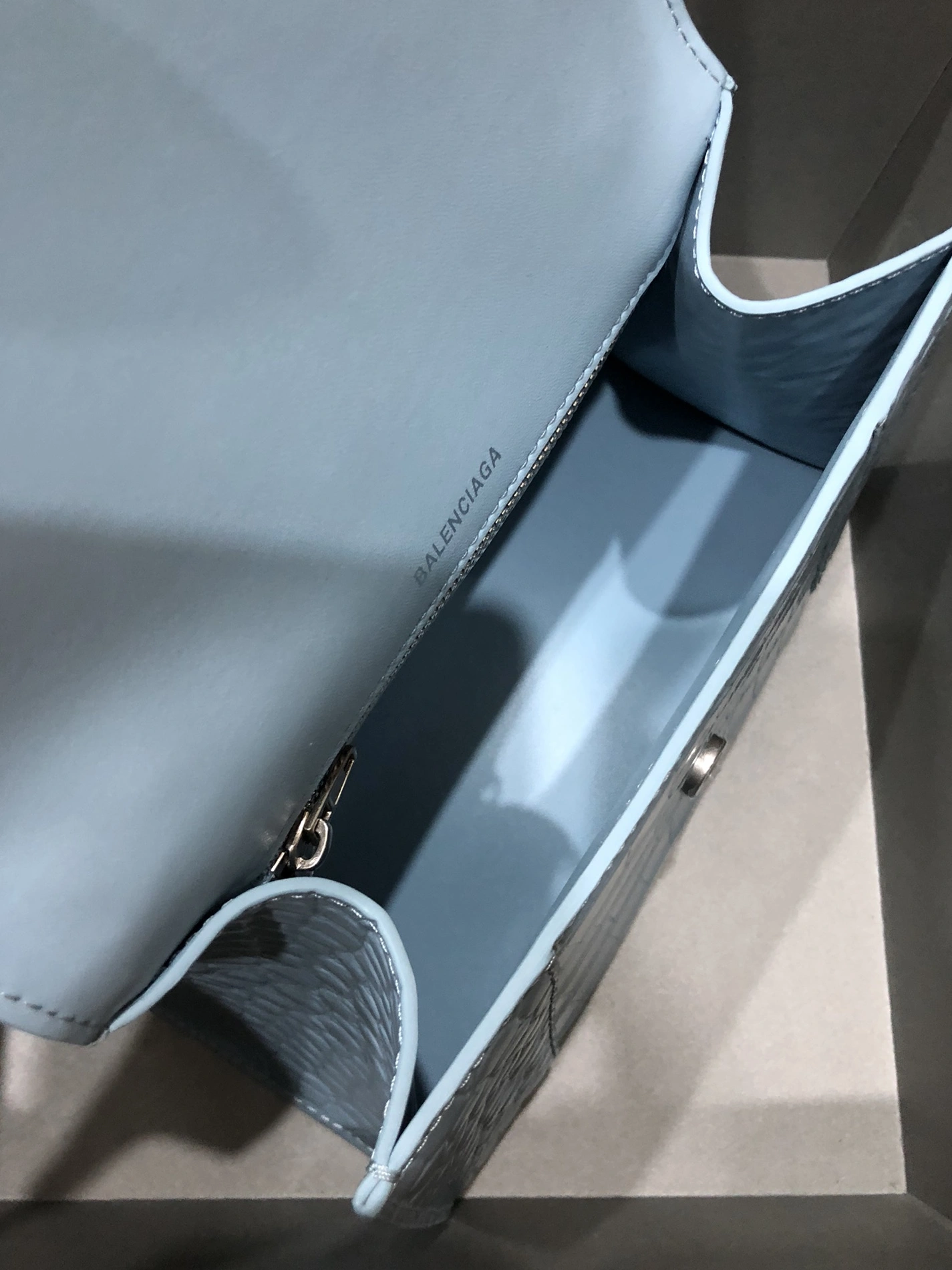 Balenciaga AAA Quality Handbags For Women Trendsetting 4110