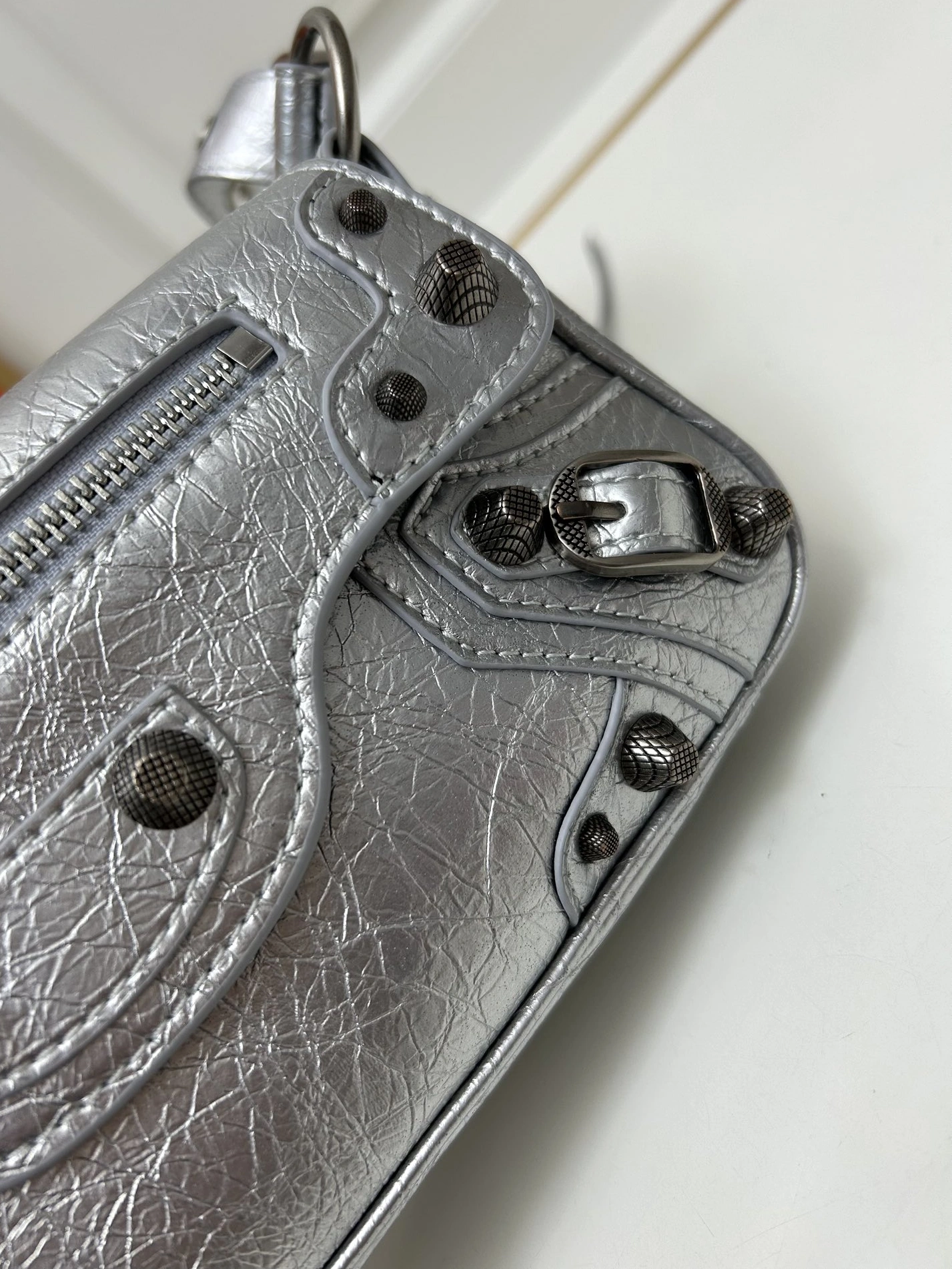 Balenciaga AAA Quality Messenger Bags For Women EyeCatching 1990