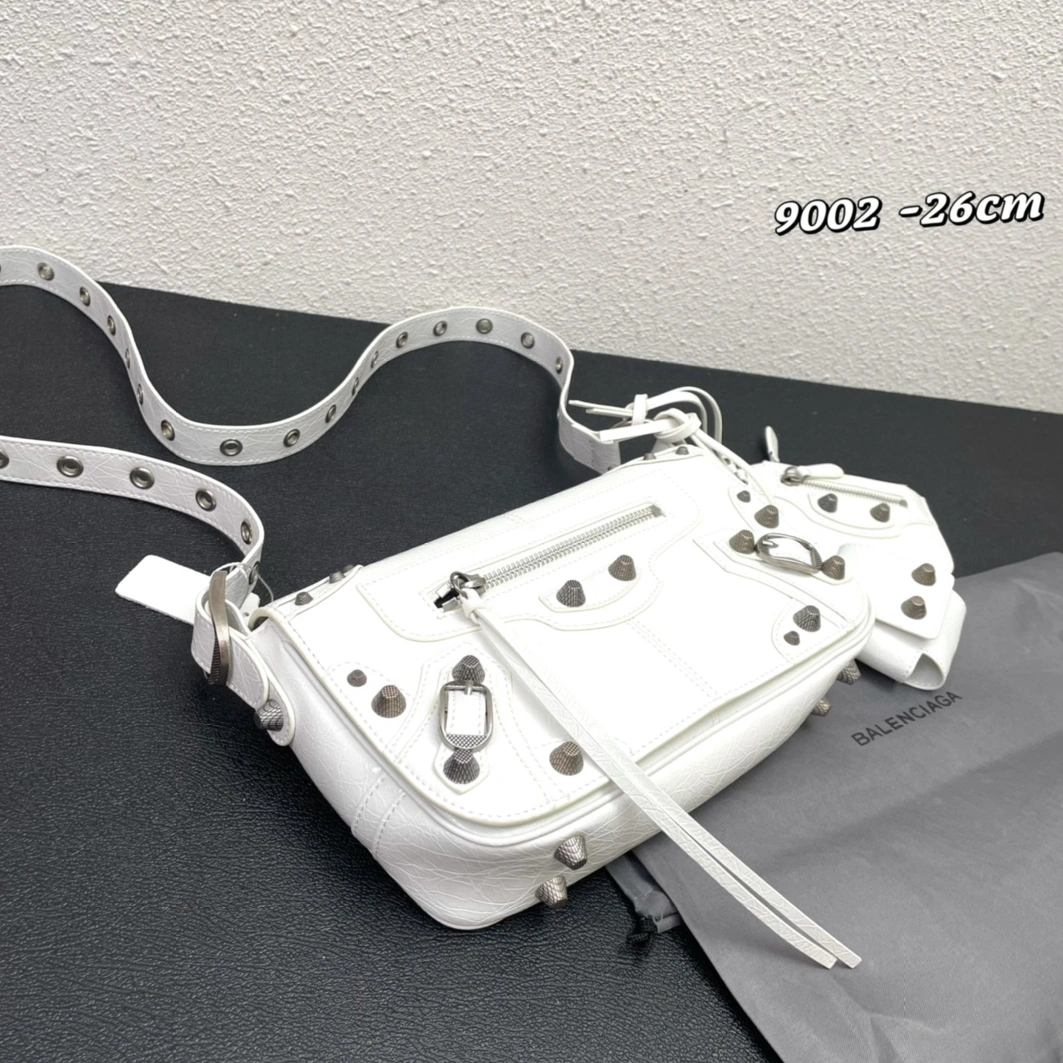 Balenciaga AAA Quality Messenger Bags For Women Minimalist 8065