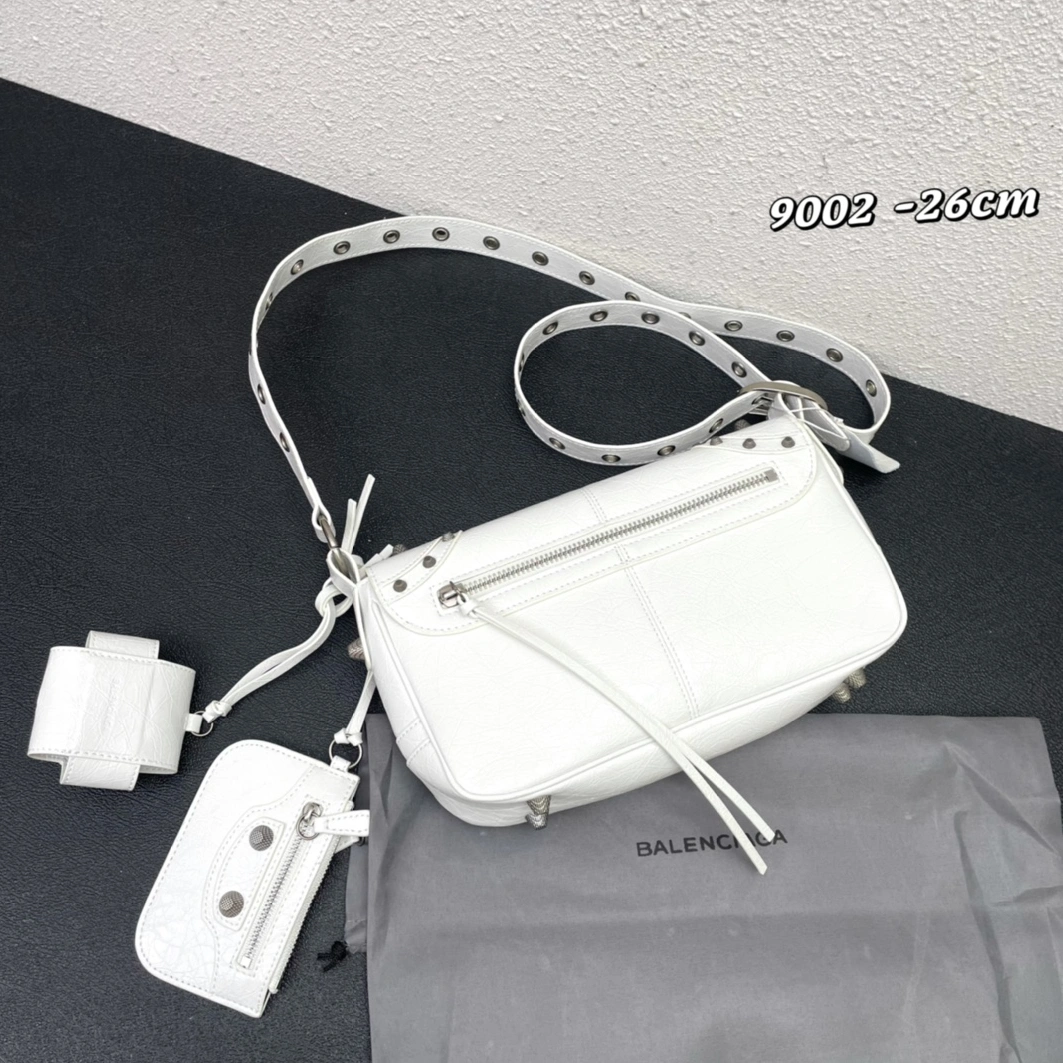 Balenciaga AAA Quality Messenger Bags For Women Minimalist 8065