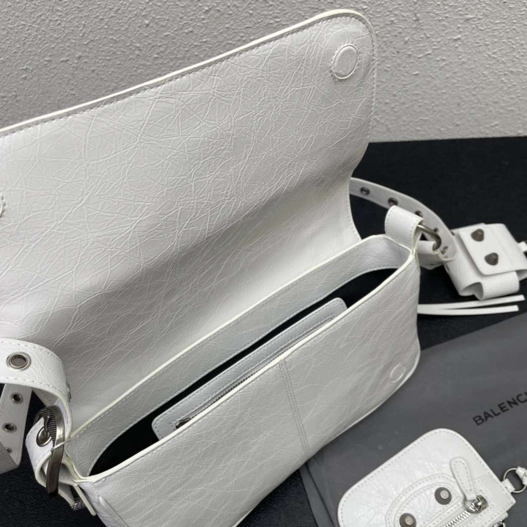 Balenciaga AAA Quality Messenger Bags For Women Minimalist 8065