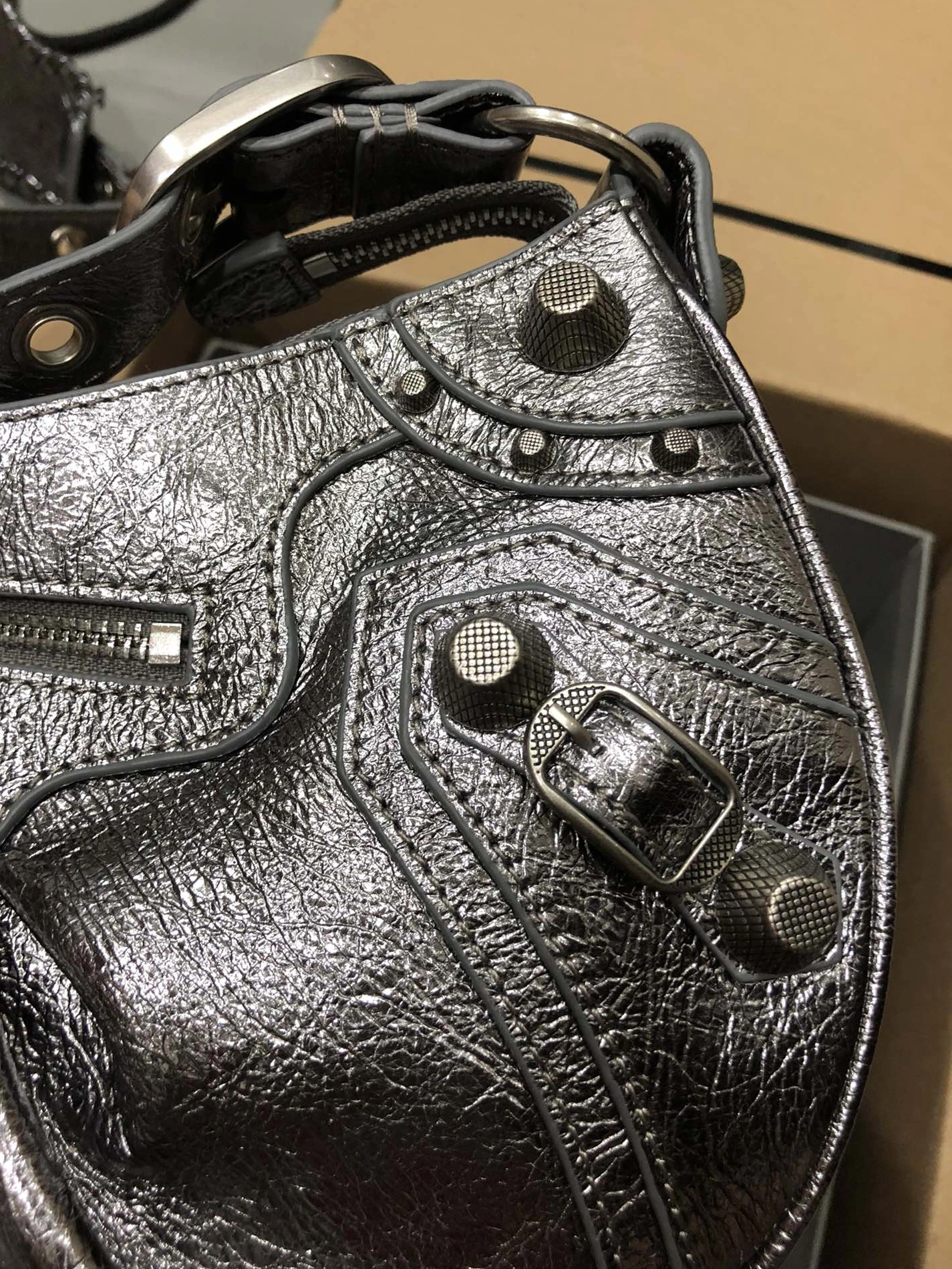 Balenciaga AAA Quality Messenger Bags For Women ModernLook 6505