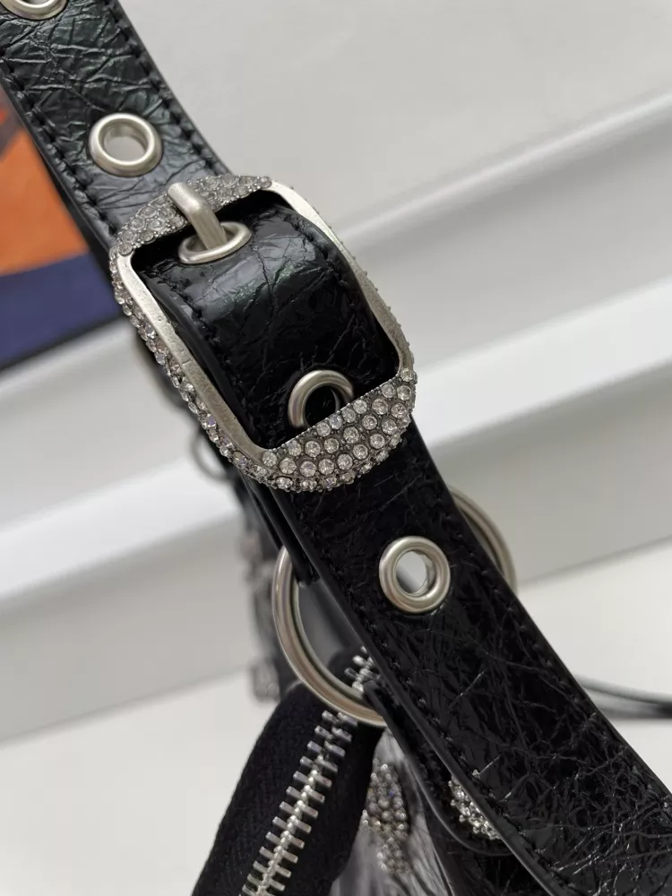 Balenciaga AAA Quality Messenger Bags For Women Practical 2326