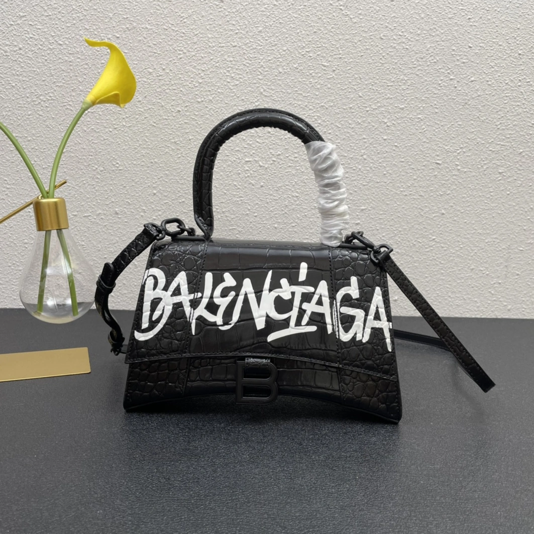 Balenciaga AAA Quality Messenger Bags For Women Soft 3889