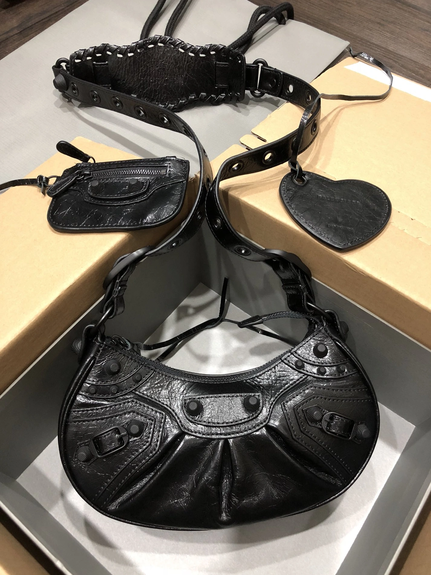 Balenciaga AAA Quality Messenger Bags For Women Stylish 9940