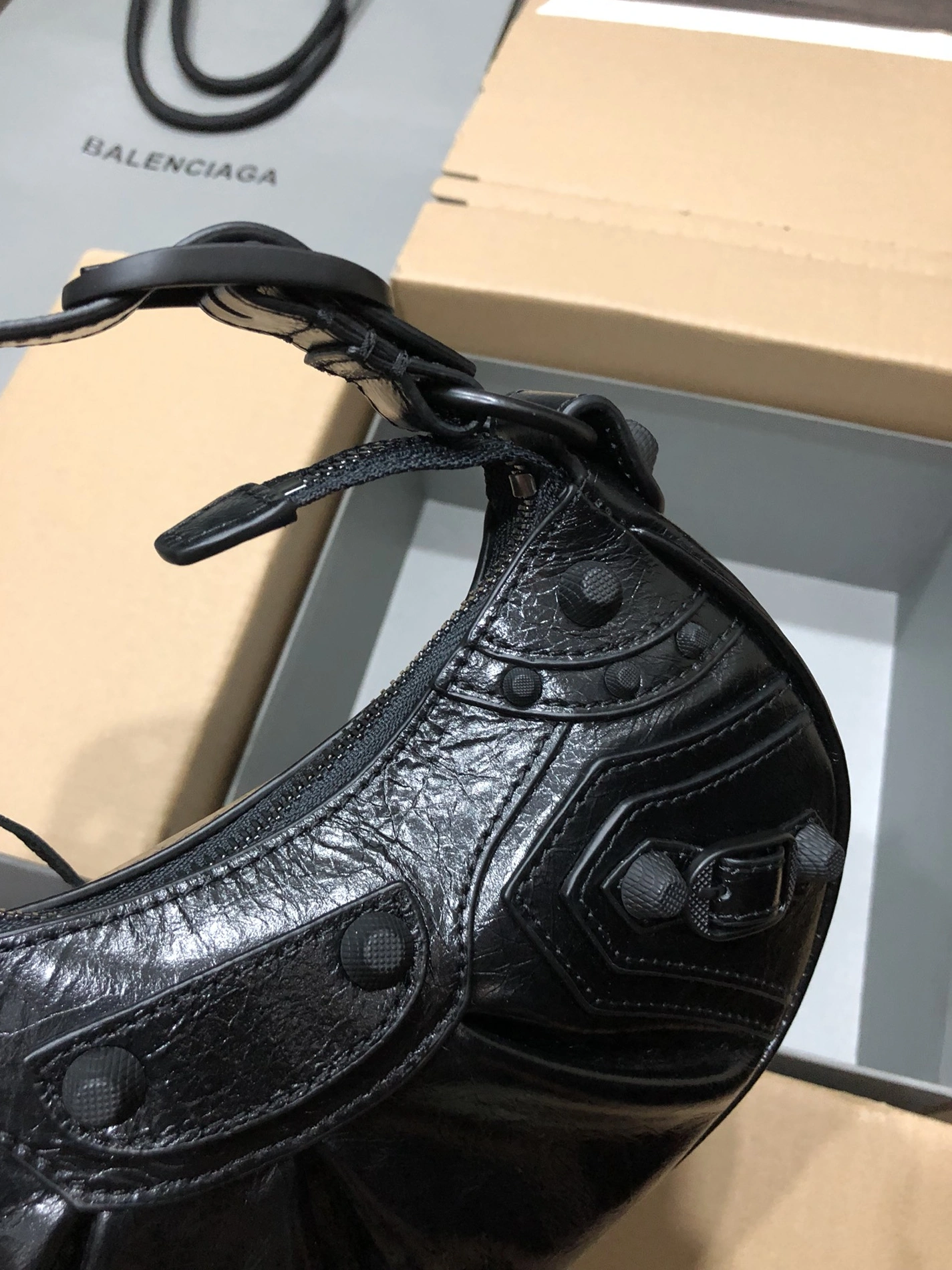 Balenciaga AAA Quality Messenger Bags For Women Stylish 9940