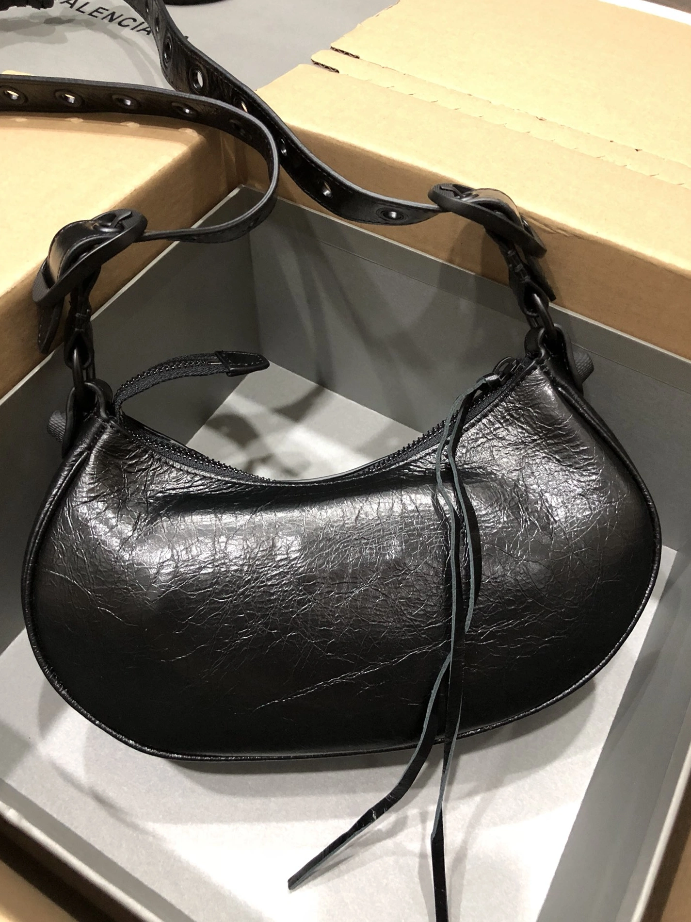 Balenciaga AAA Quality Messenger Bags For Women Stylish 9940