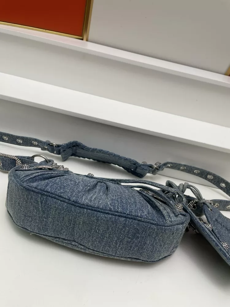 Balenciaga AAA Quality Messenger Bags For Women TopPick 1660