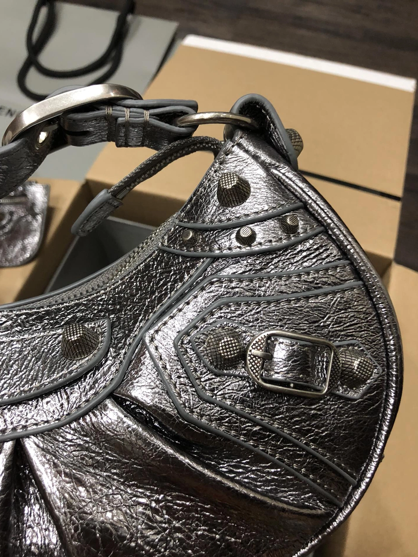 Balenciaga AAA Quality Messenger Bags For Women Versatile 9186