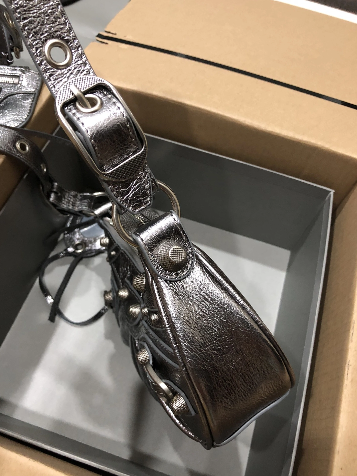 Balenciaga AAA Quality Messenger Bags For Women Versatile 9186