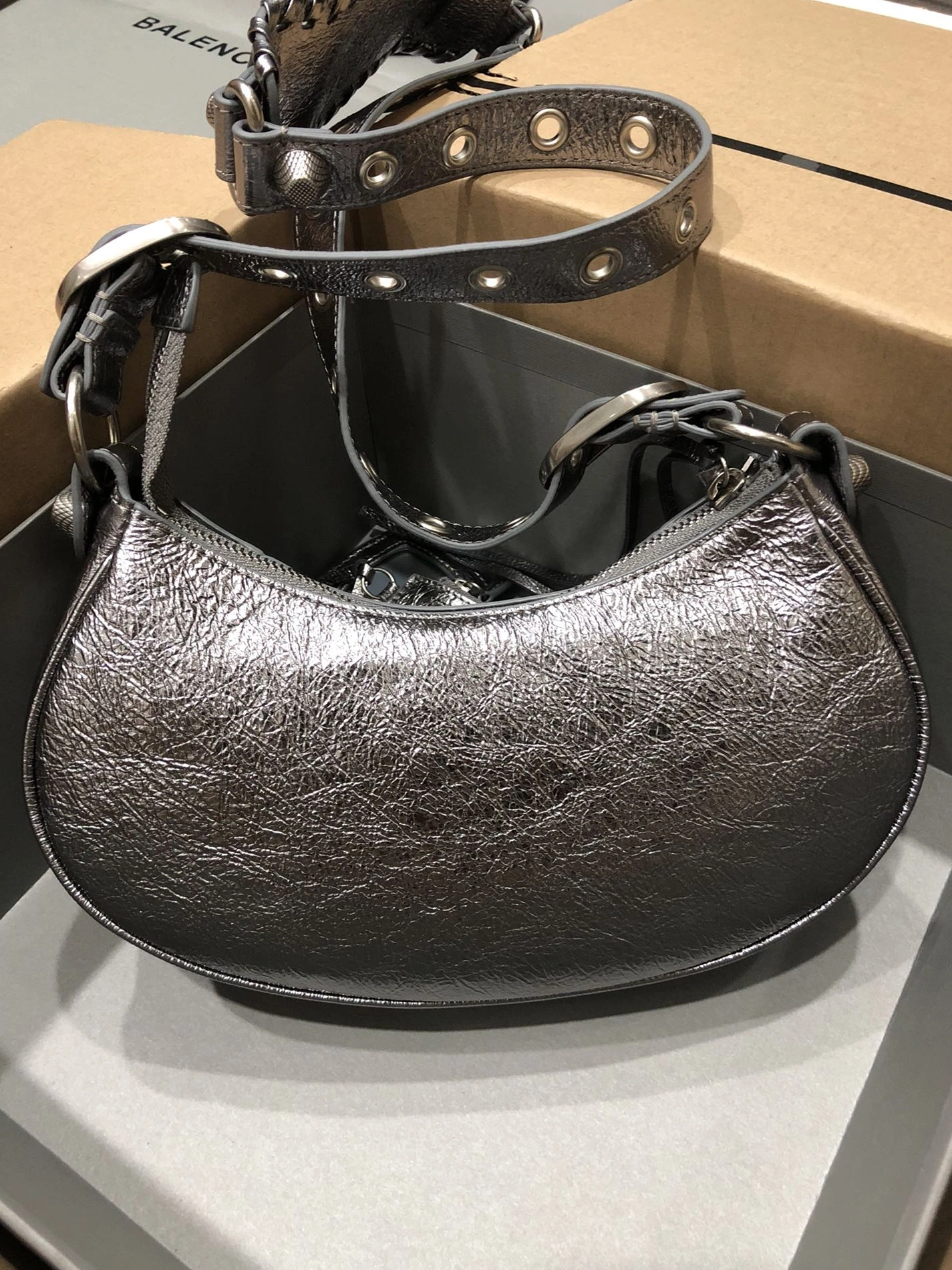 Balenciaga AAA Quality Messenger Bags For Women Versatile 9186