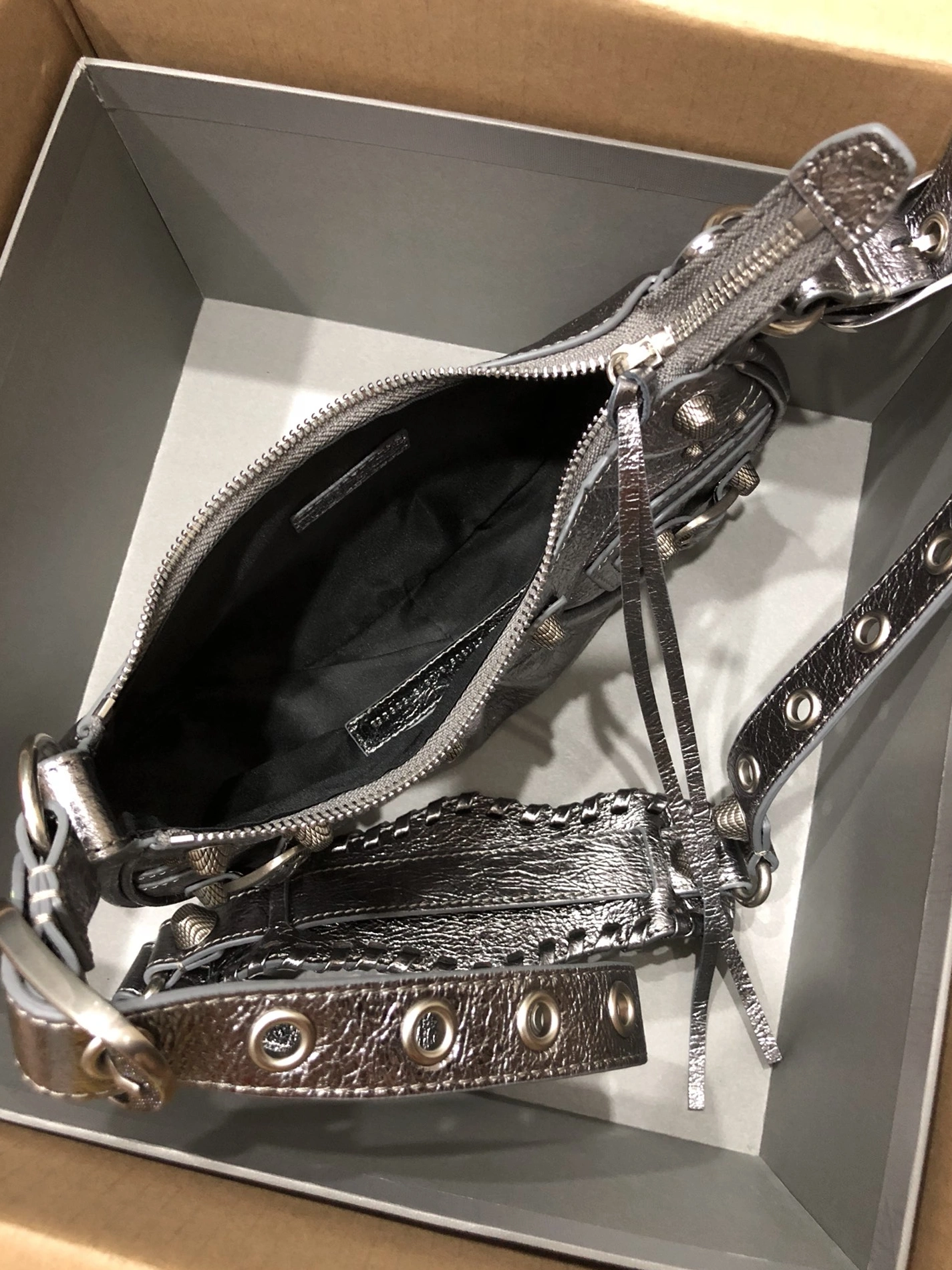 Balenciaga AAA Quality Messenger Bags For Women Versatile 9186