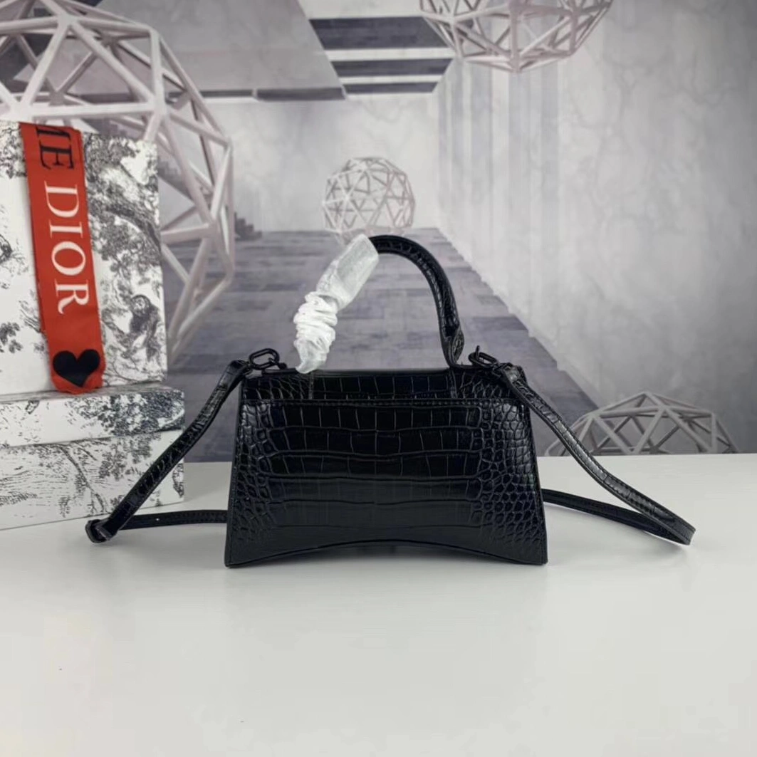 Balenciaga AAA Quality Messenger Bags Trendsetting 5872