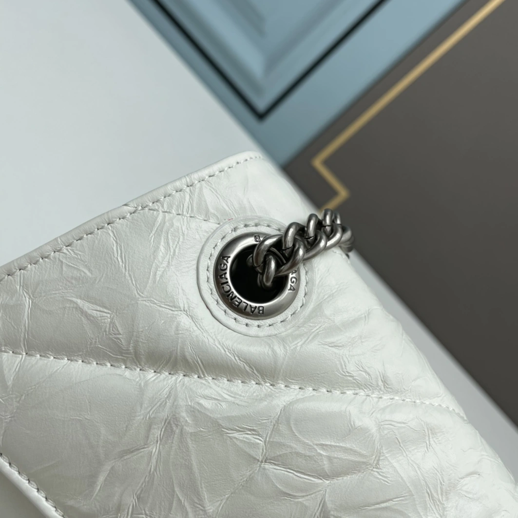Balenciaga AAA Quality Shoulder Bags For Women Affordable 8400