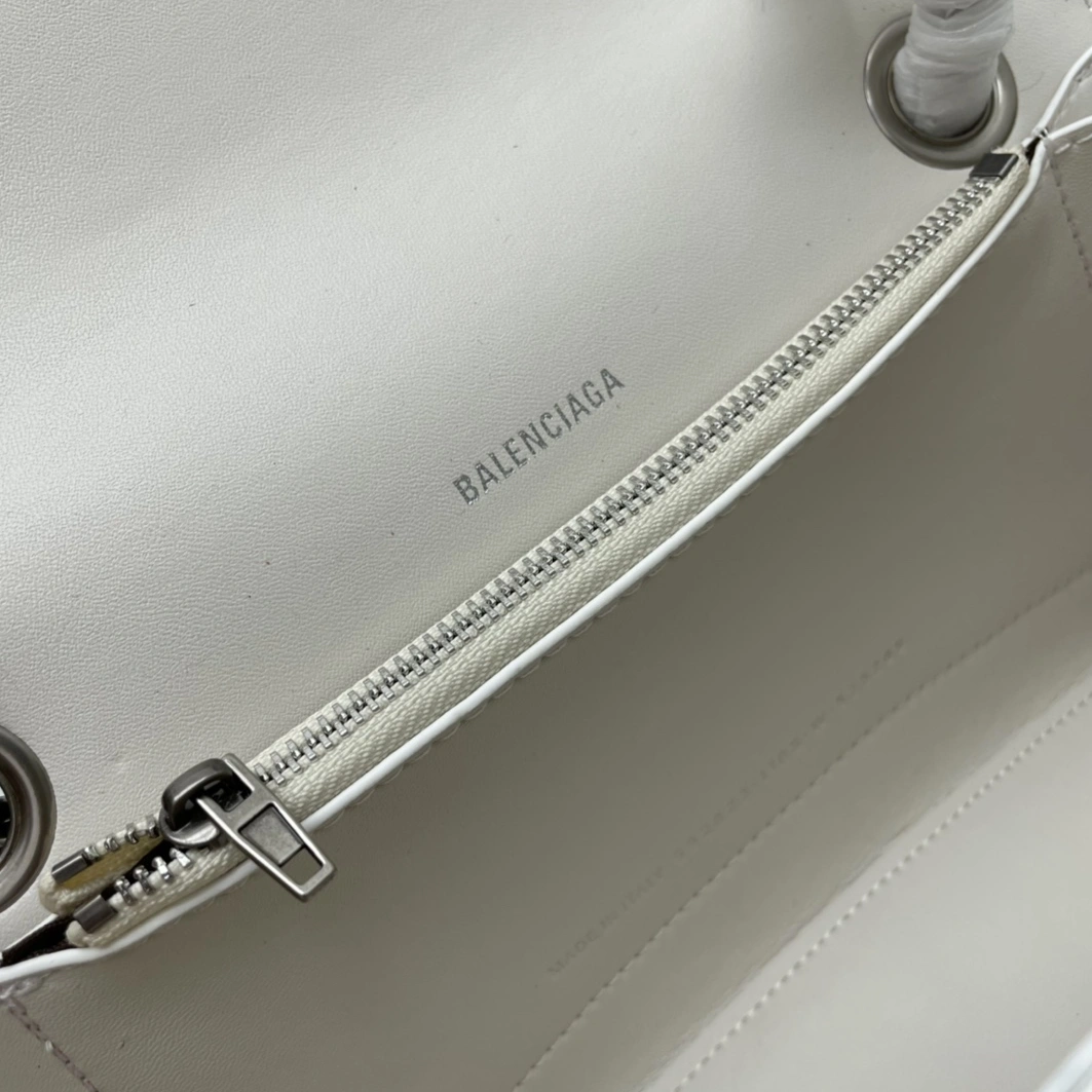 Balenciaga AAA Quality Shoulder Bags For Women Affordable 8400