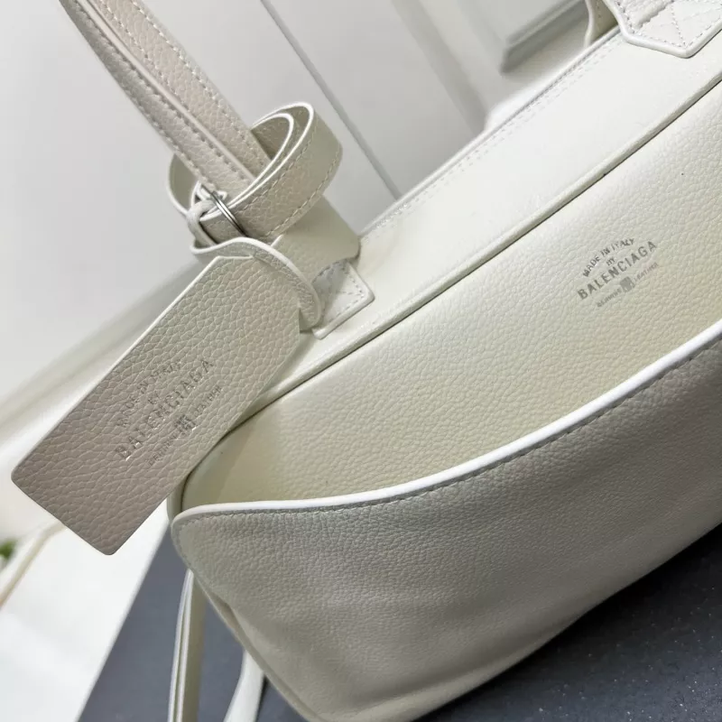 Balenciaga AAA Quality Shoulder Bags For Women Flexible 506
