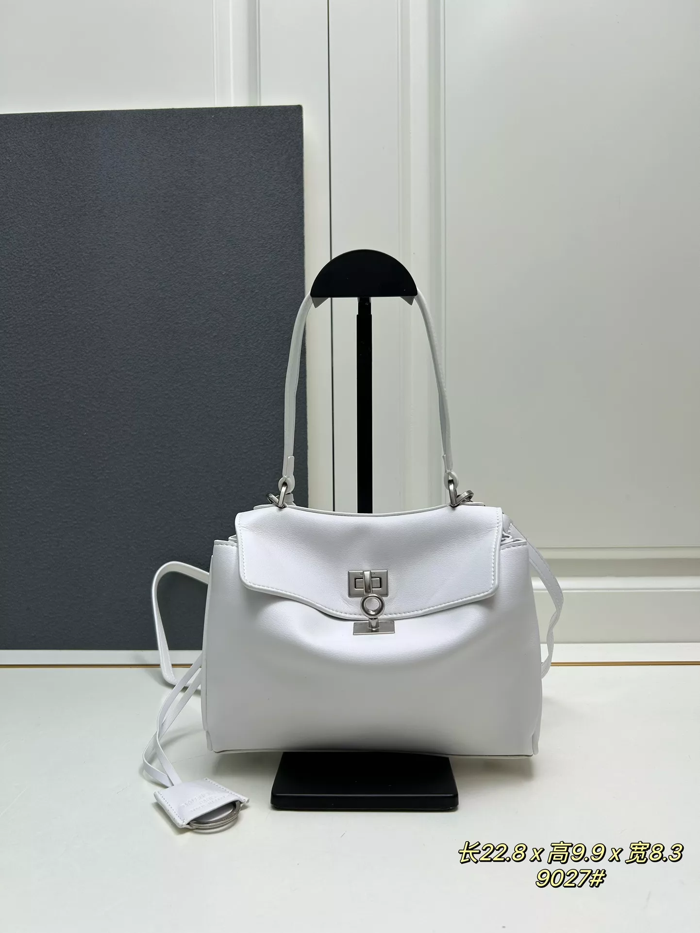 Balenciaga AAA Quality Shoulder Bags For Women Modern 366