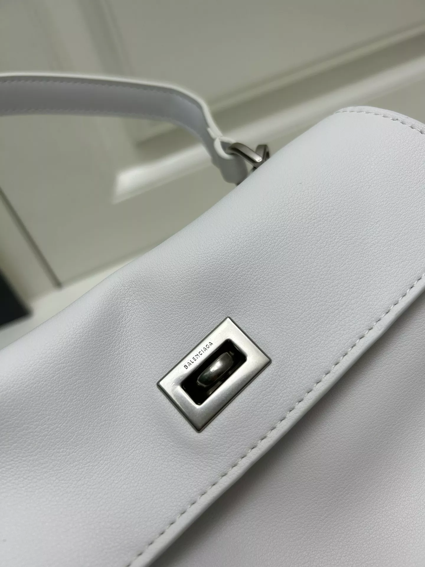 Balenciaga AAA Quality Shoulder Bags For Women Modern 366