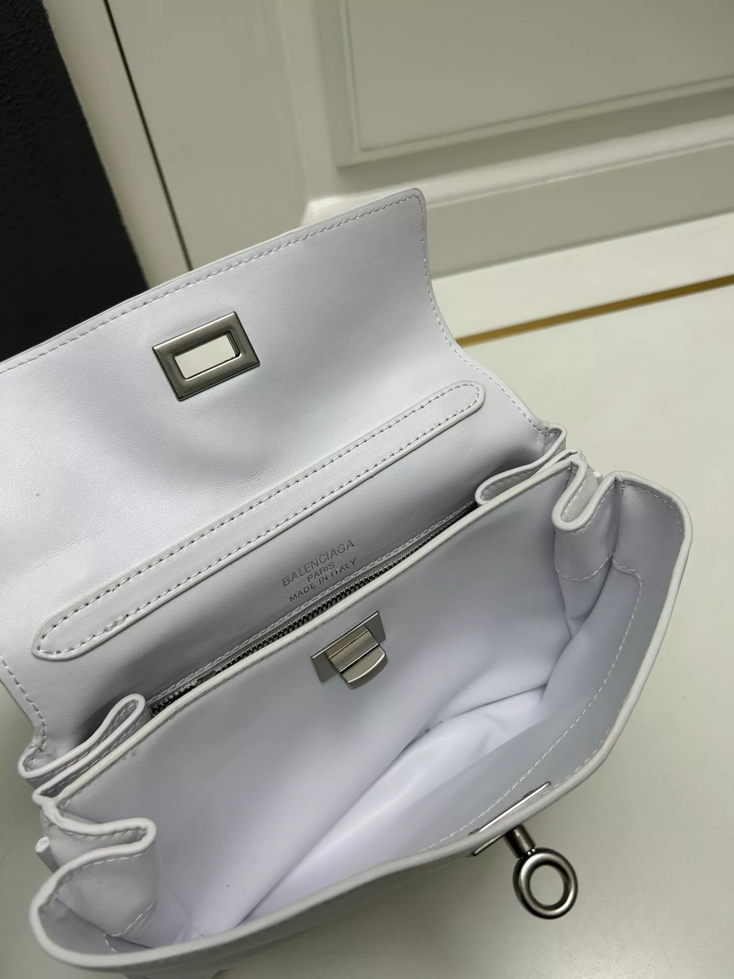 Balenciaga AAA Quality Shoulder Bags For Women Modern 366