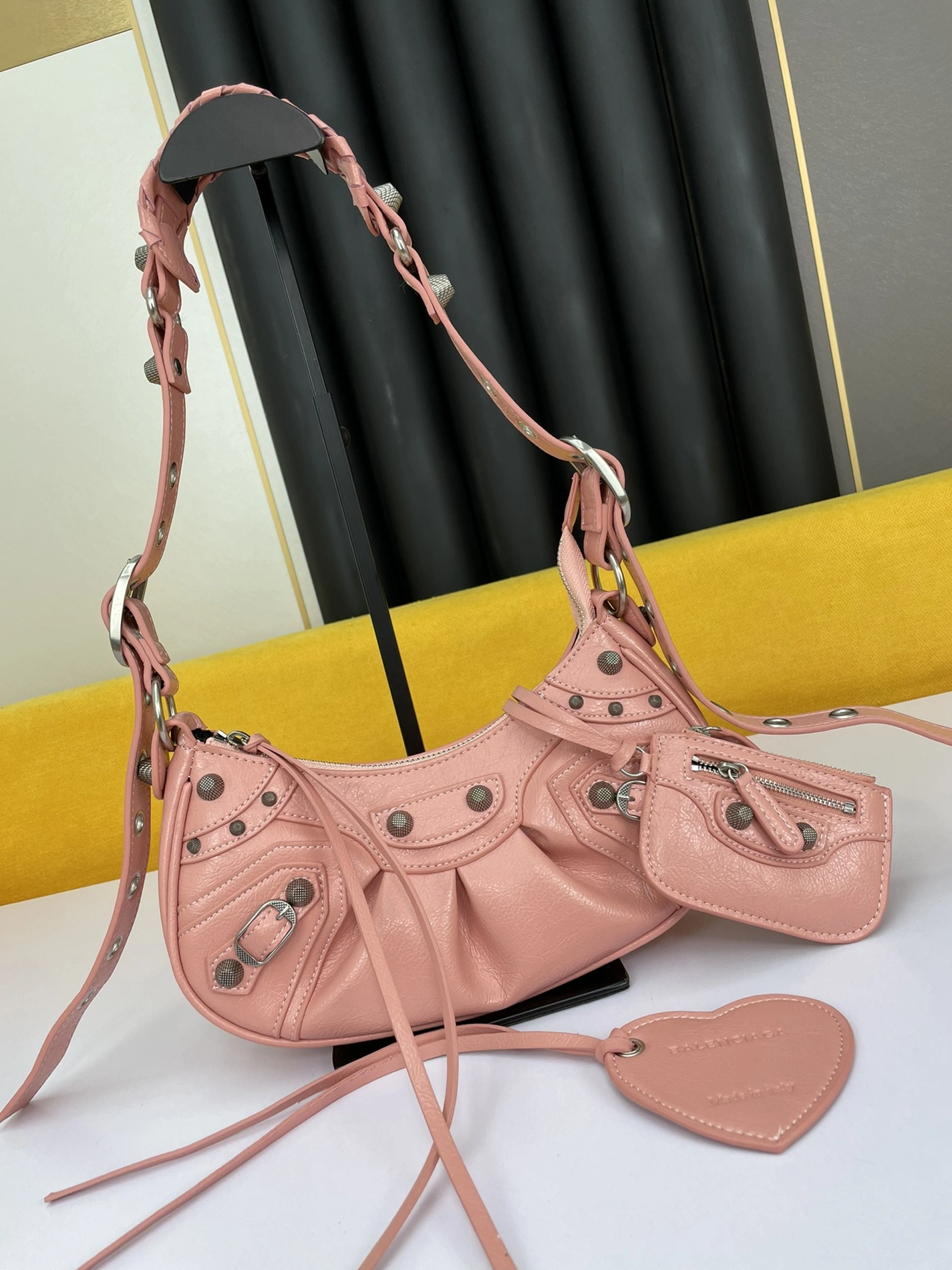Balenciaga AAA Quality Shoulder Bags For Women Sleek 6939