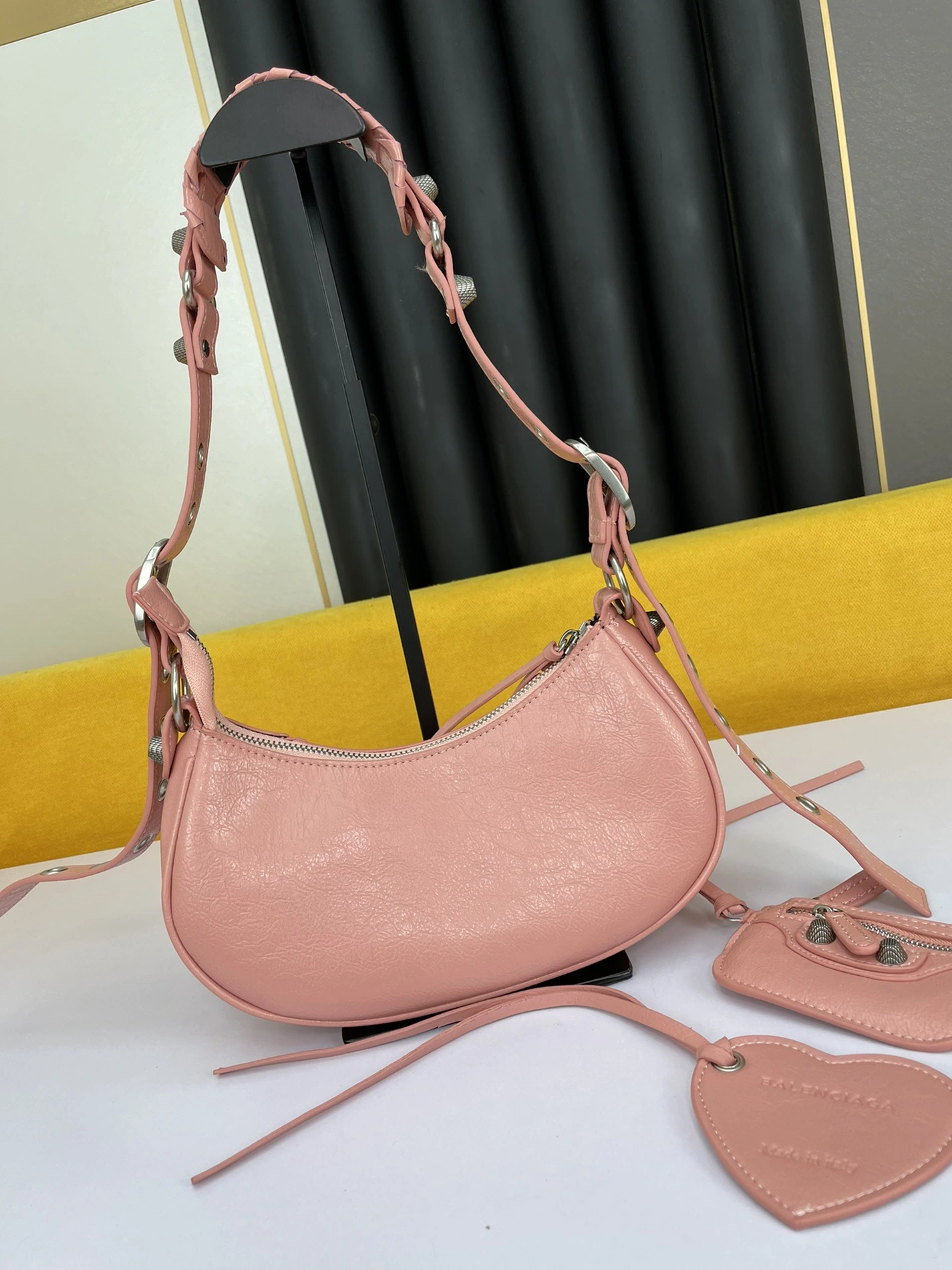 Balenciaga AAA Quality Shoulder Bags For Women Sleek 6939