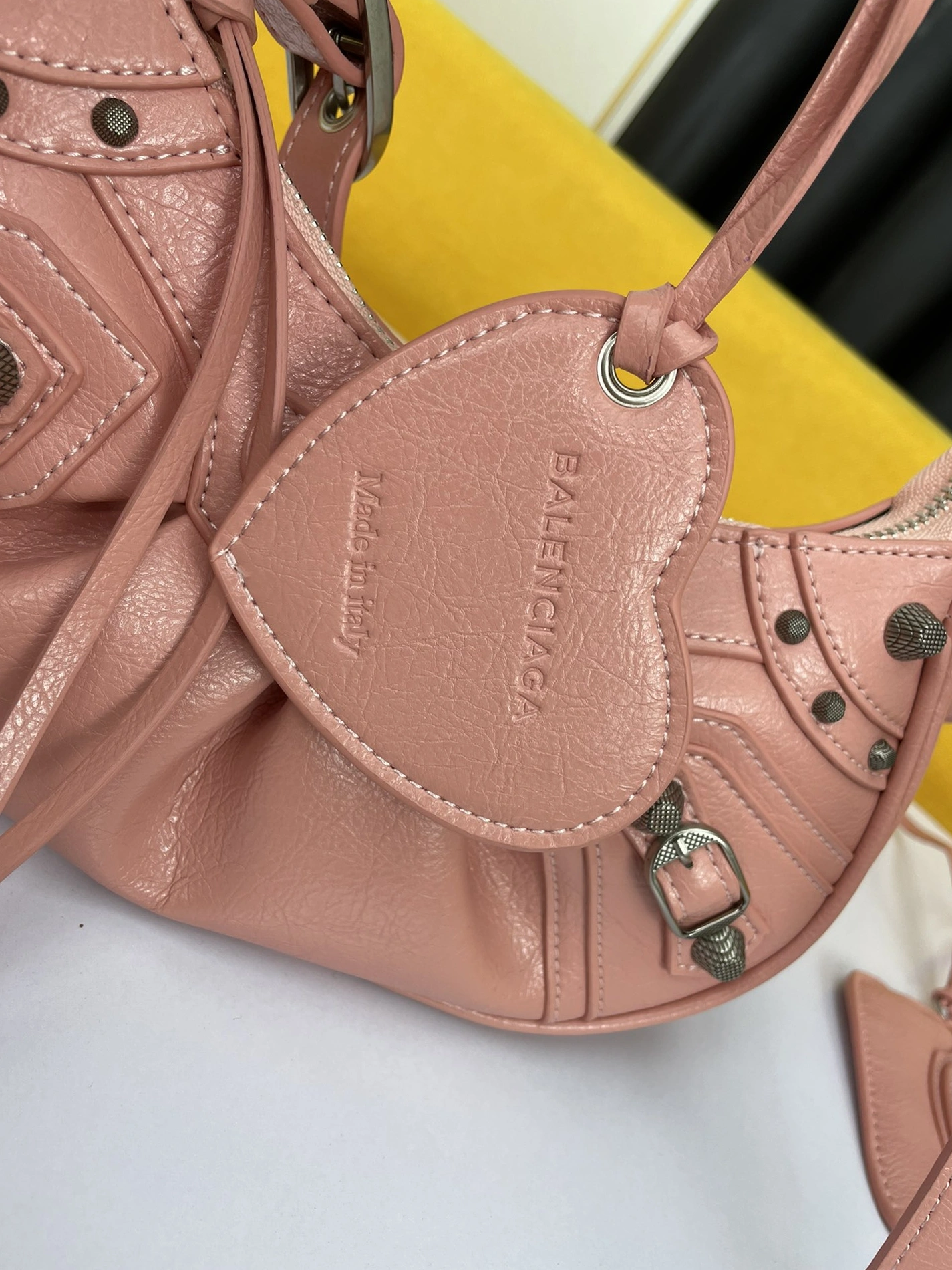 Balenciaga AAA Quality Shoulder Bags For Women Sleek 6939