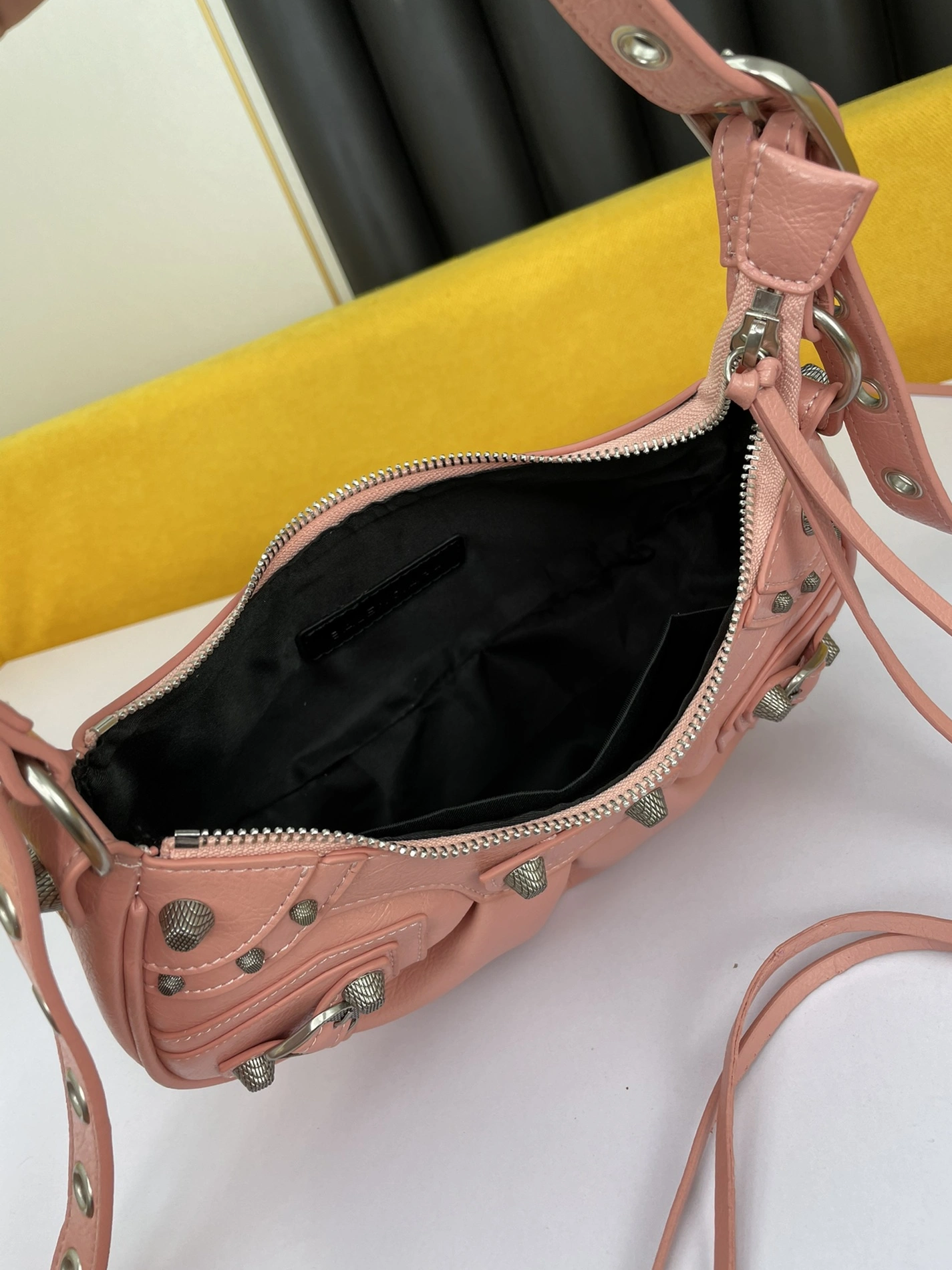 Balenciaga AAA Quality Shoulder Bags For Women Sleek 6939