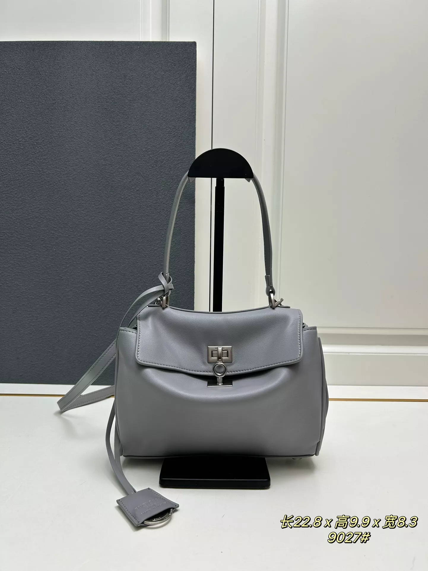 Balenciaga AAA Quality Shoulder Bags For Women StreetReady 2869