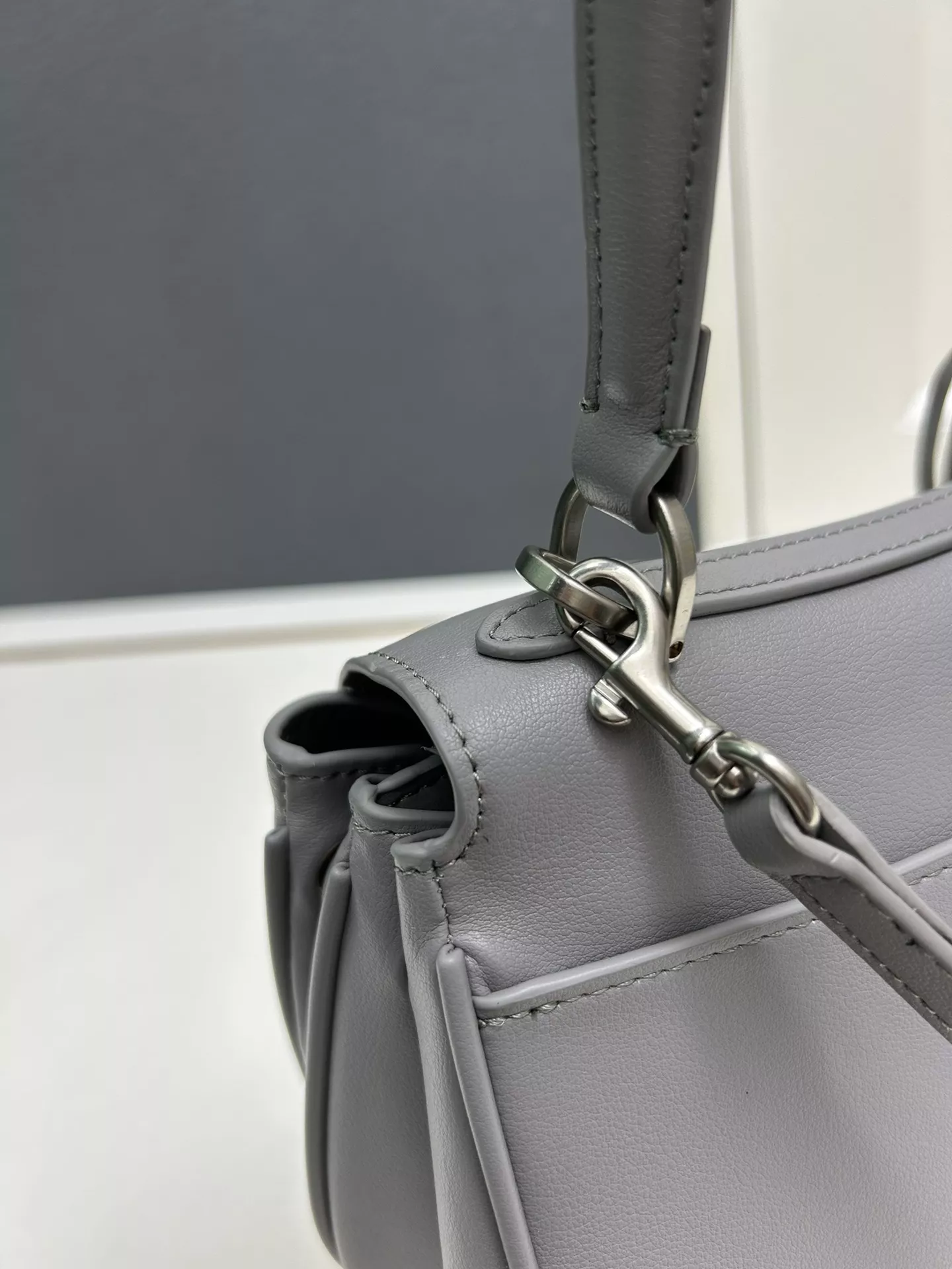 Balenciaga AAA Quality Shoulder Bags For Women StreetReady 2869