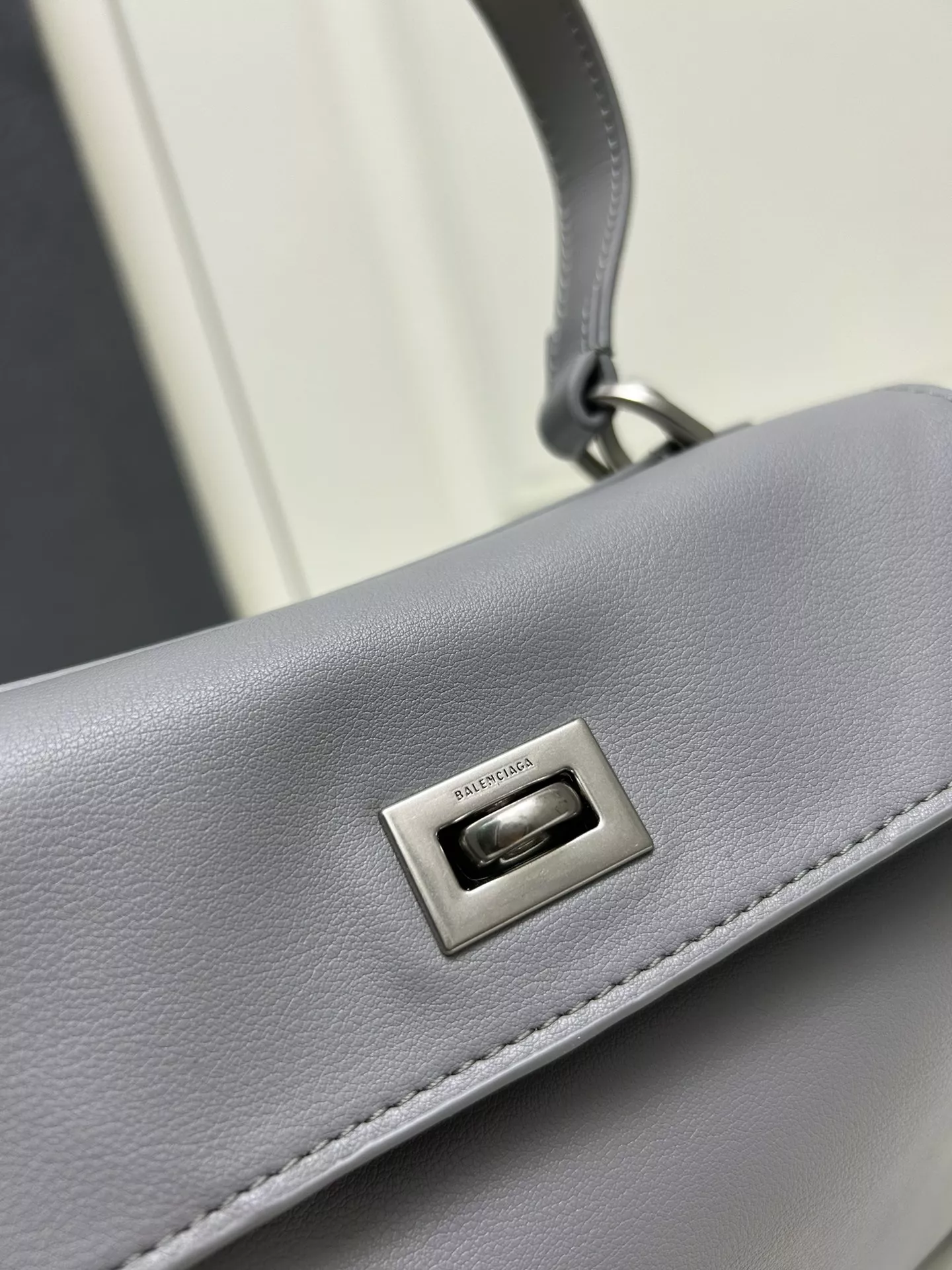 Balenciaga AAA Quality Shoulder Bags For Women StreetReady 2869