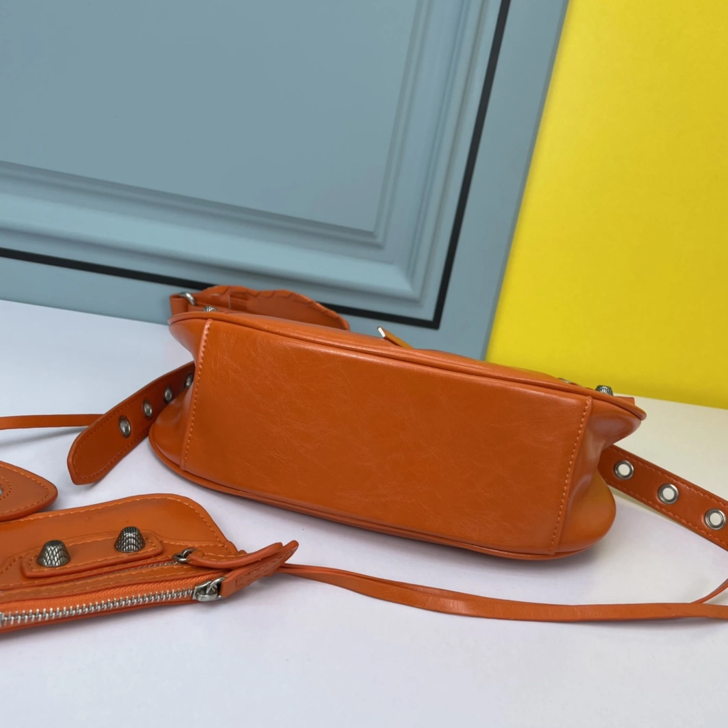 Balenciaga AAA Quality Shoulder Bags For Women Trendy 6021