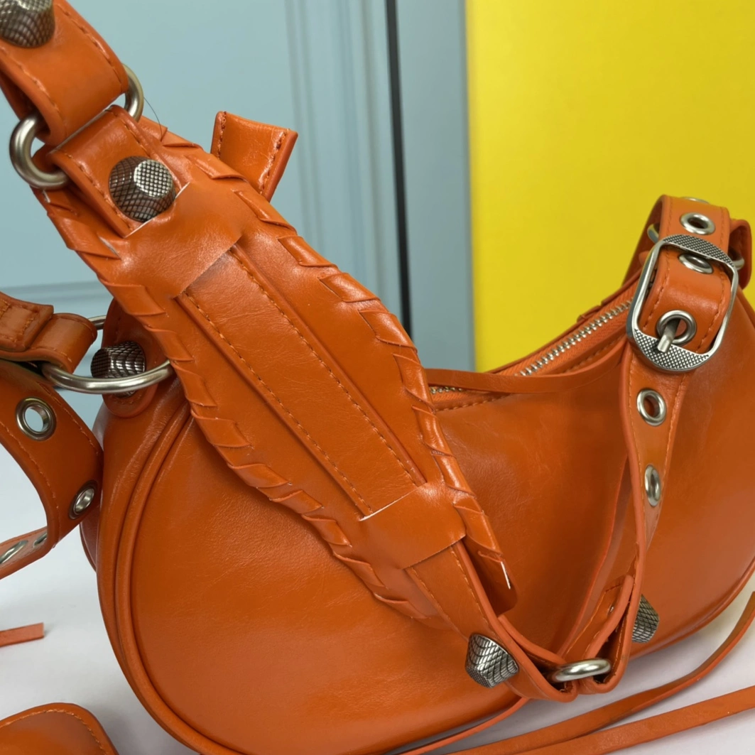 Balenciaga AAA Quality Shoulder Bags For Women Trendy 6021