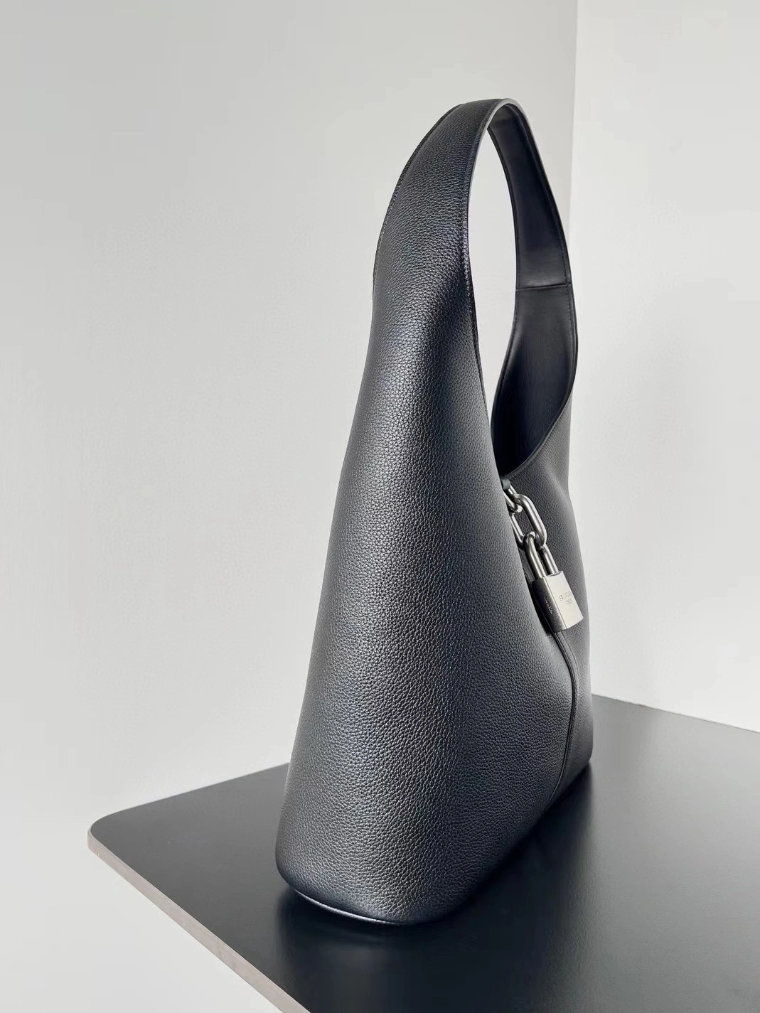 Balenciaga AAA Quality Shoulder Bags For Women Trendy 8599