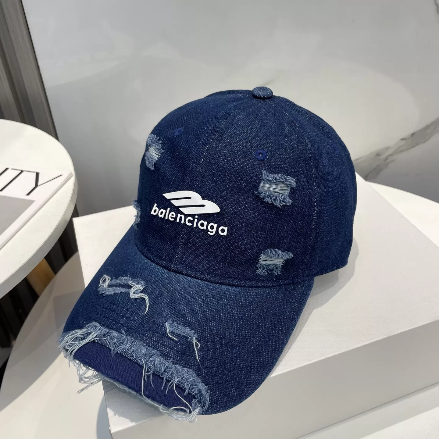 Balenciaga Caps Modern 3382