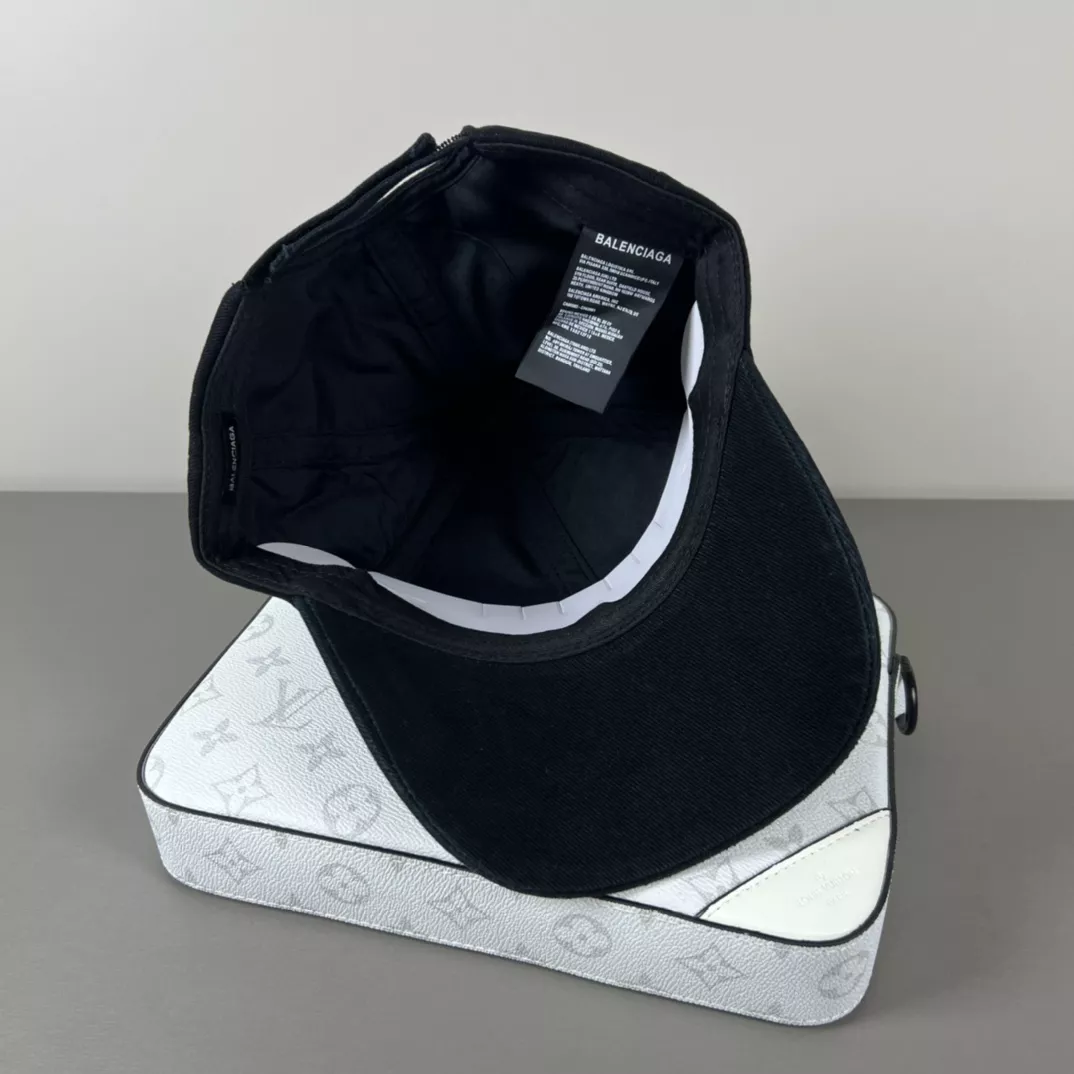 Balenciaga Caps Resilient 4057