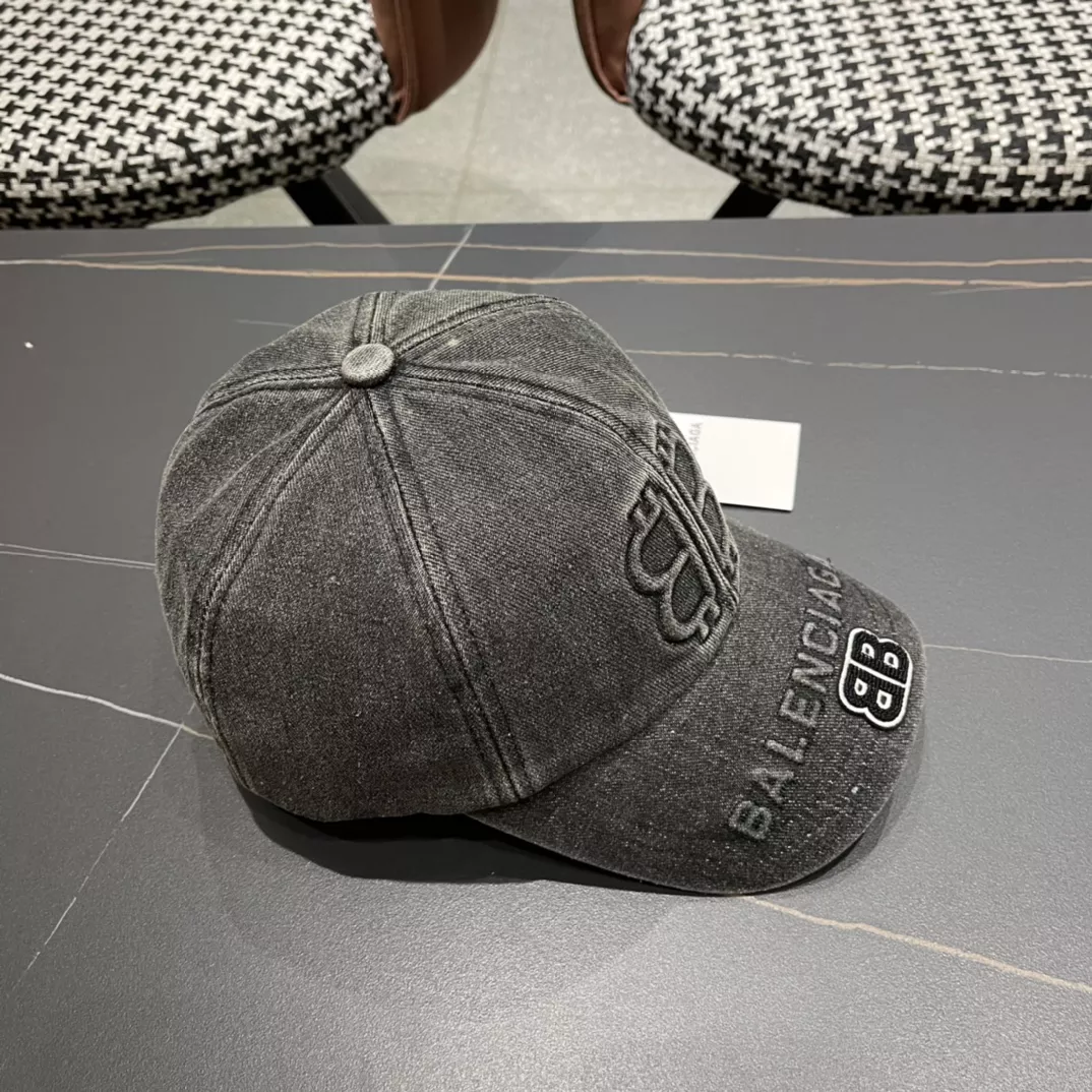 Balenciaga Caps Sleek 197