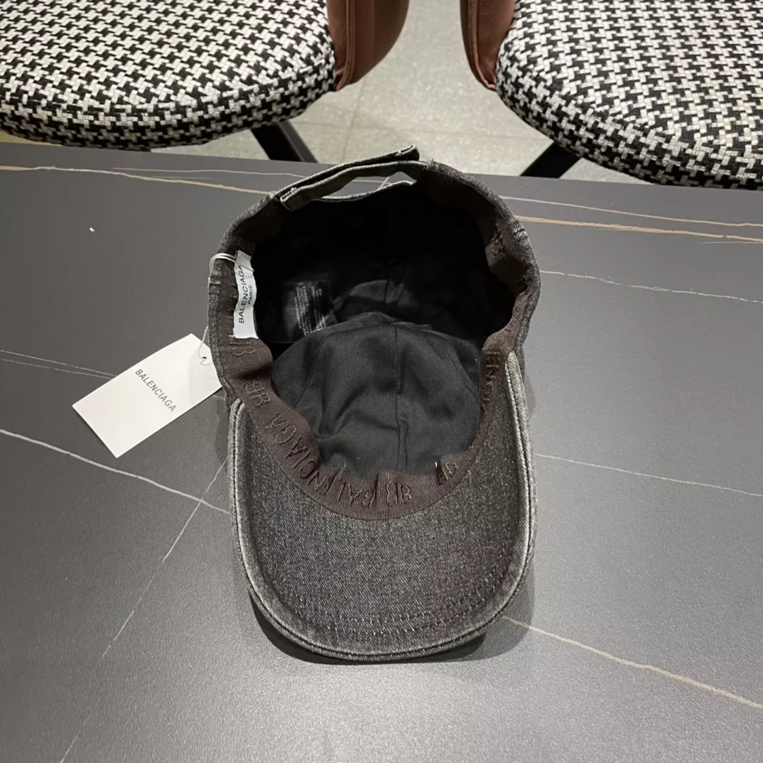 Balenciaga Caps Sleek 197