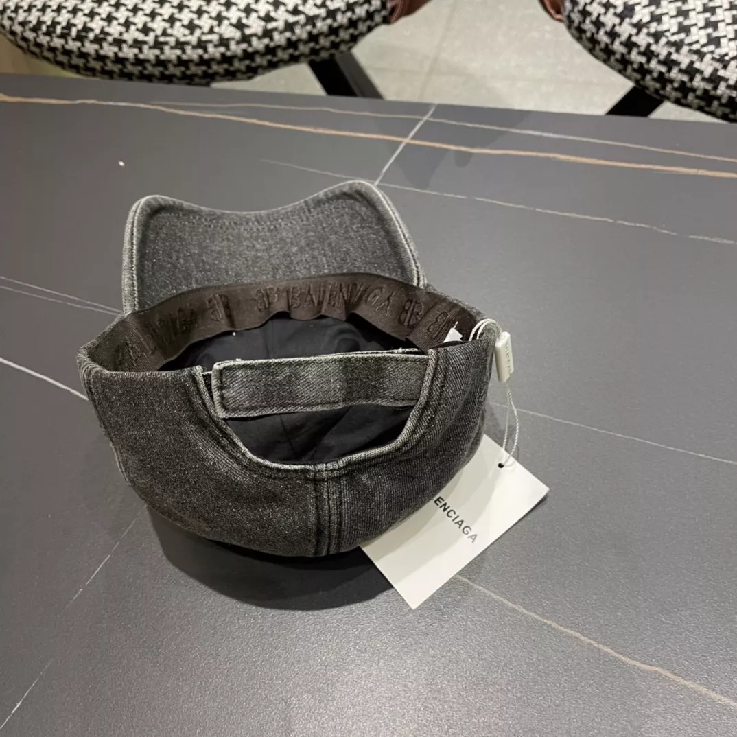 Balenciaga Caps Sleek 197