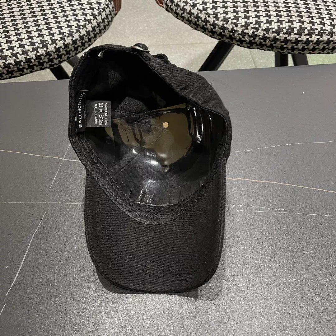 Balenciaga Caps Sleek 6891