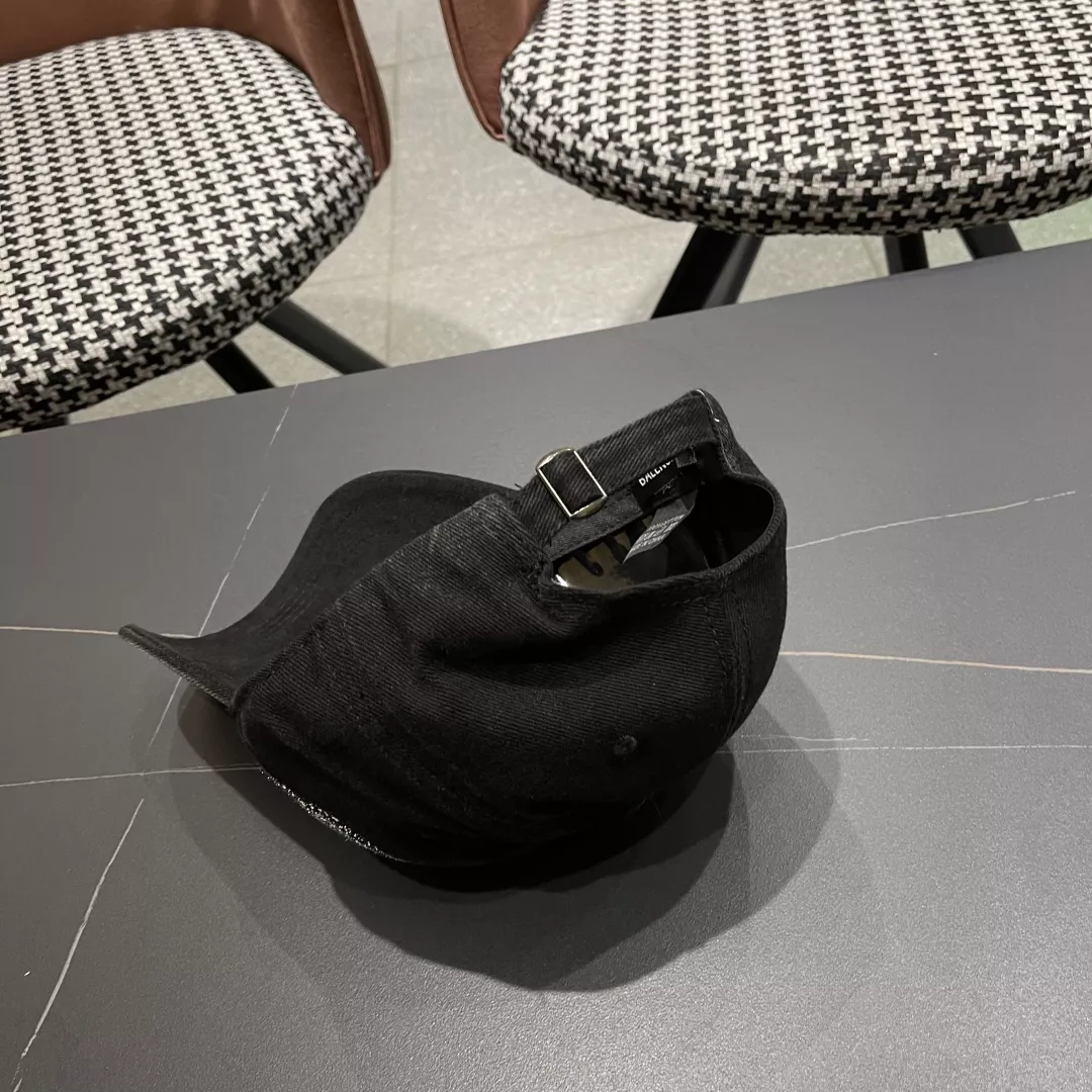 Balenciaga Caps Sleek 6891