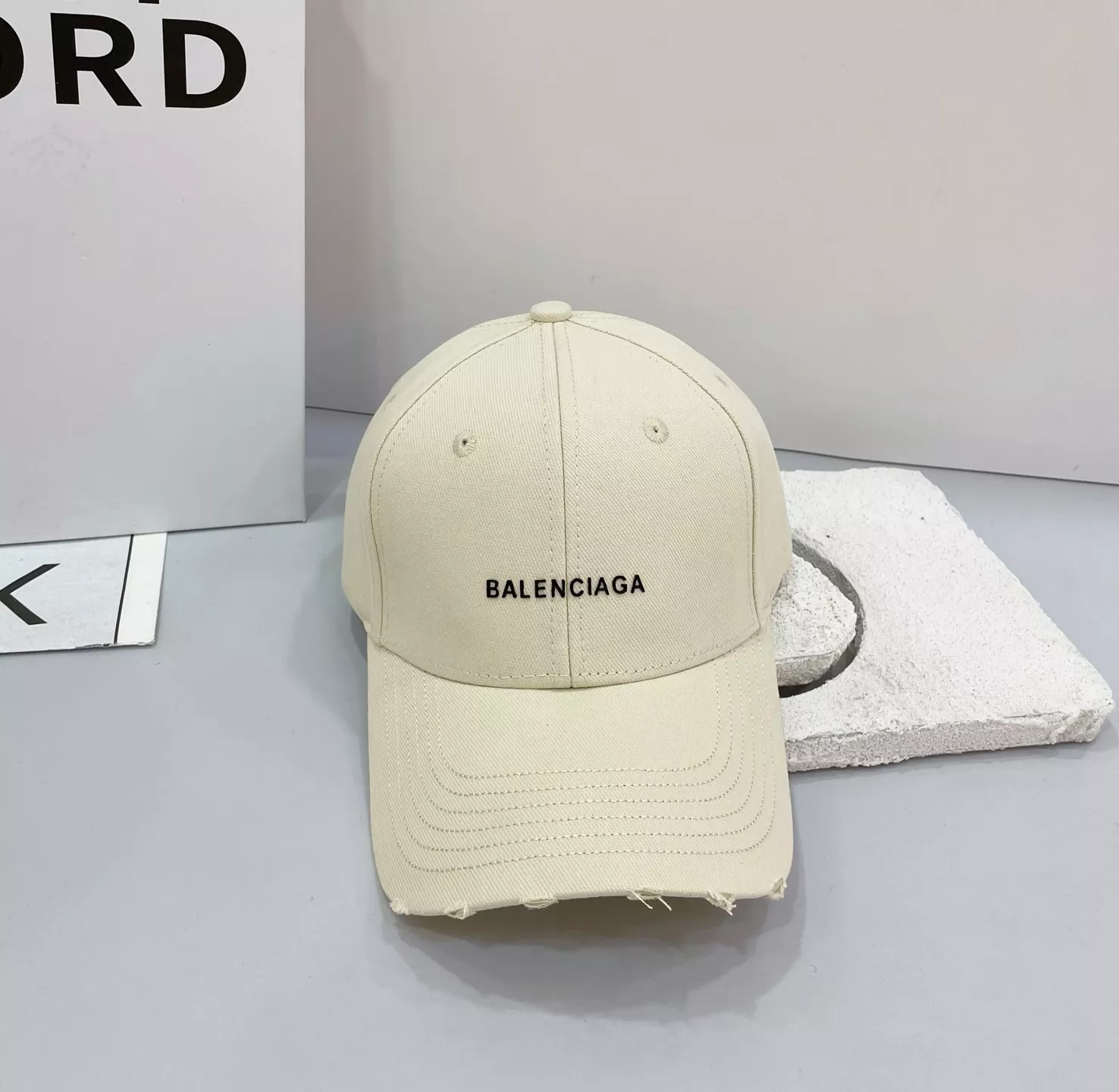 Balenciaga Caps Versatile 8597