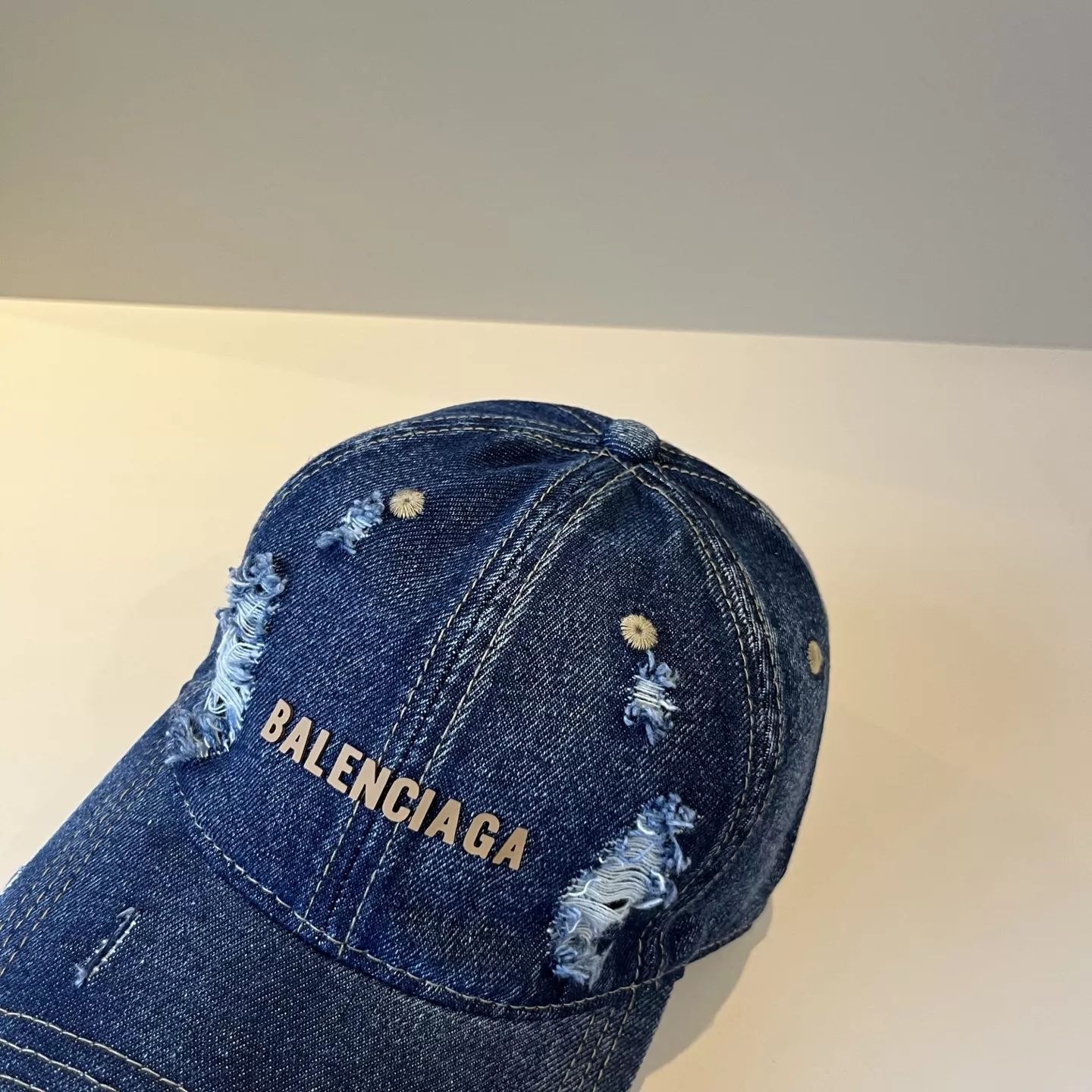 Balenciaga Caps Versatile 9473